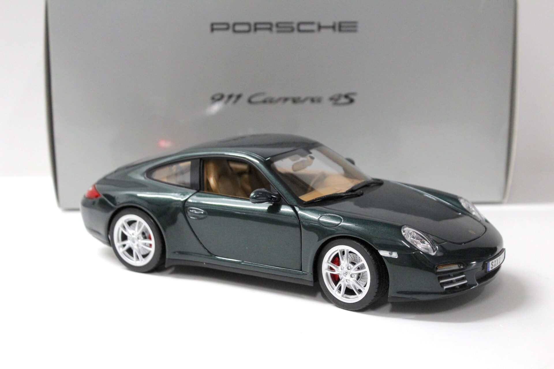 1:18 Norev Porsche 911 (997.II) Carrera 4S Coupe Racing green DEALER VERSION