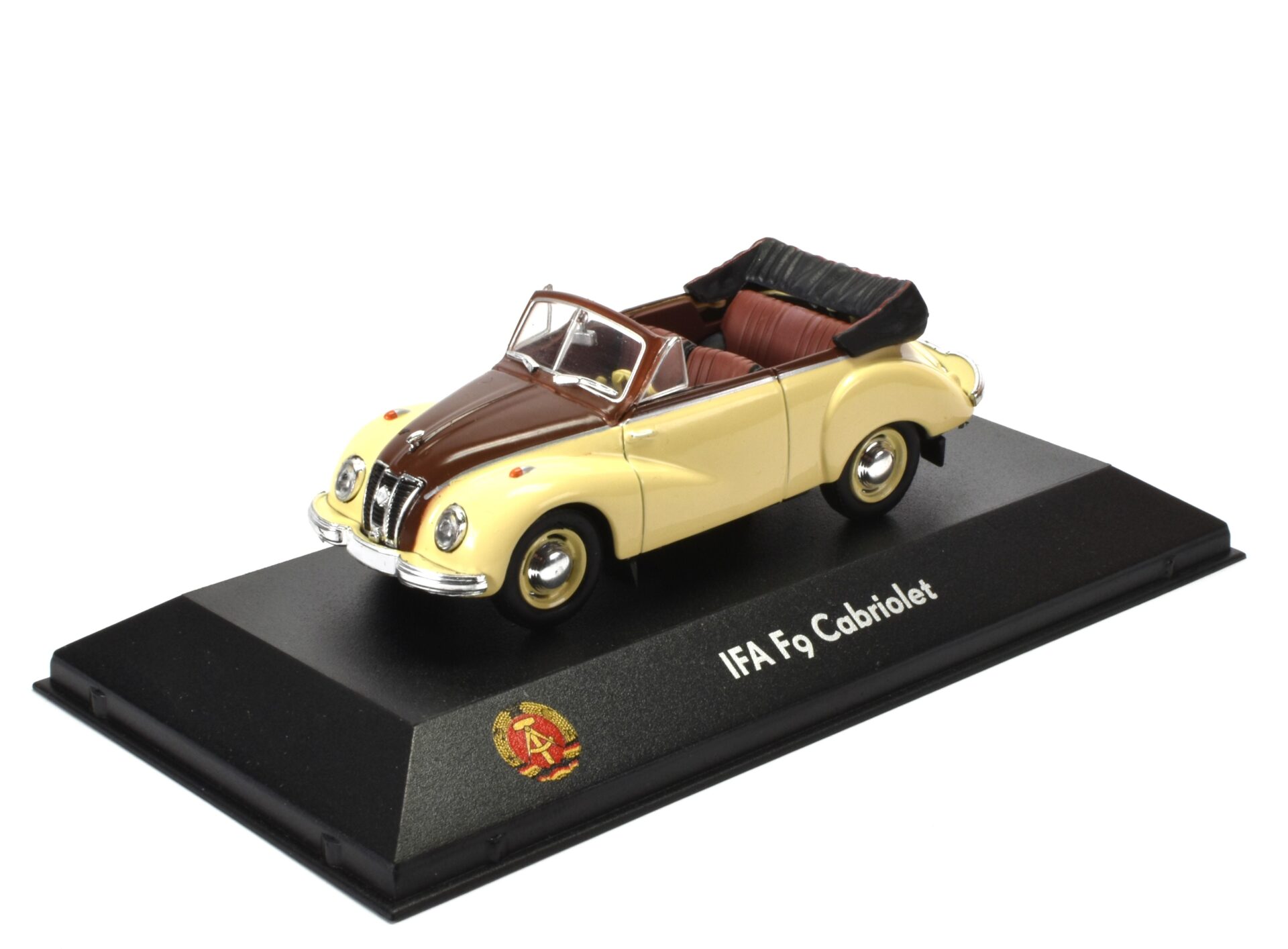 ID 52851 orig 1.jpg 1:43 Atlas DDR Collection IFA F9 Cabriolet beige/ brown