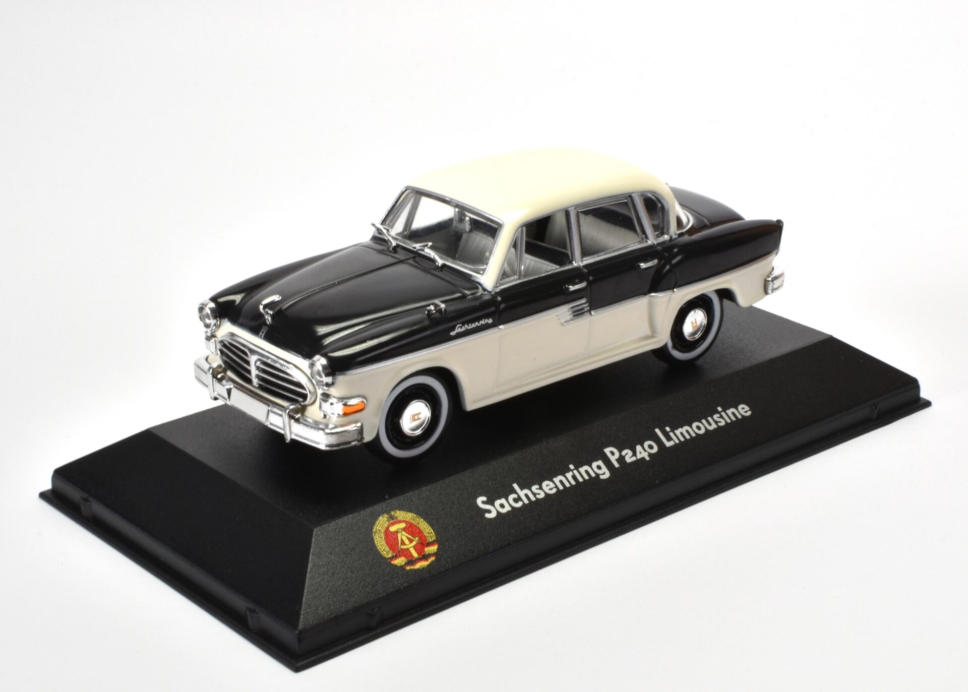 1:43 Atlas DDR Collection Sachsenring P240 Limousine white/ black