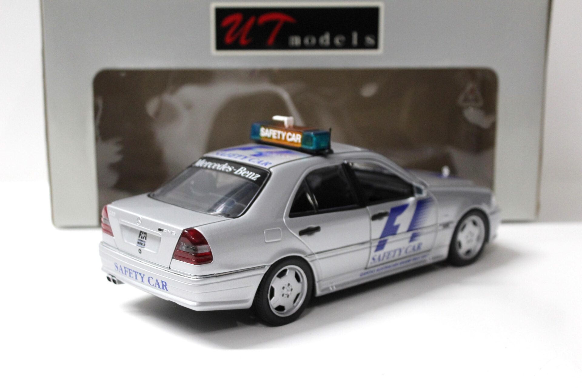 1:18 UT Models Mercedes C-Klasse C36 AMG Safety Car 1997 F1 silver