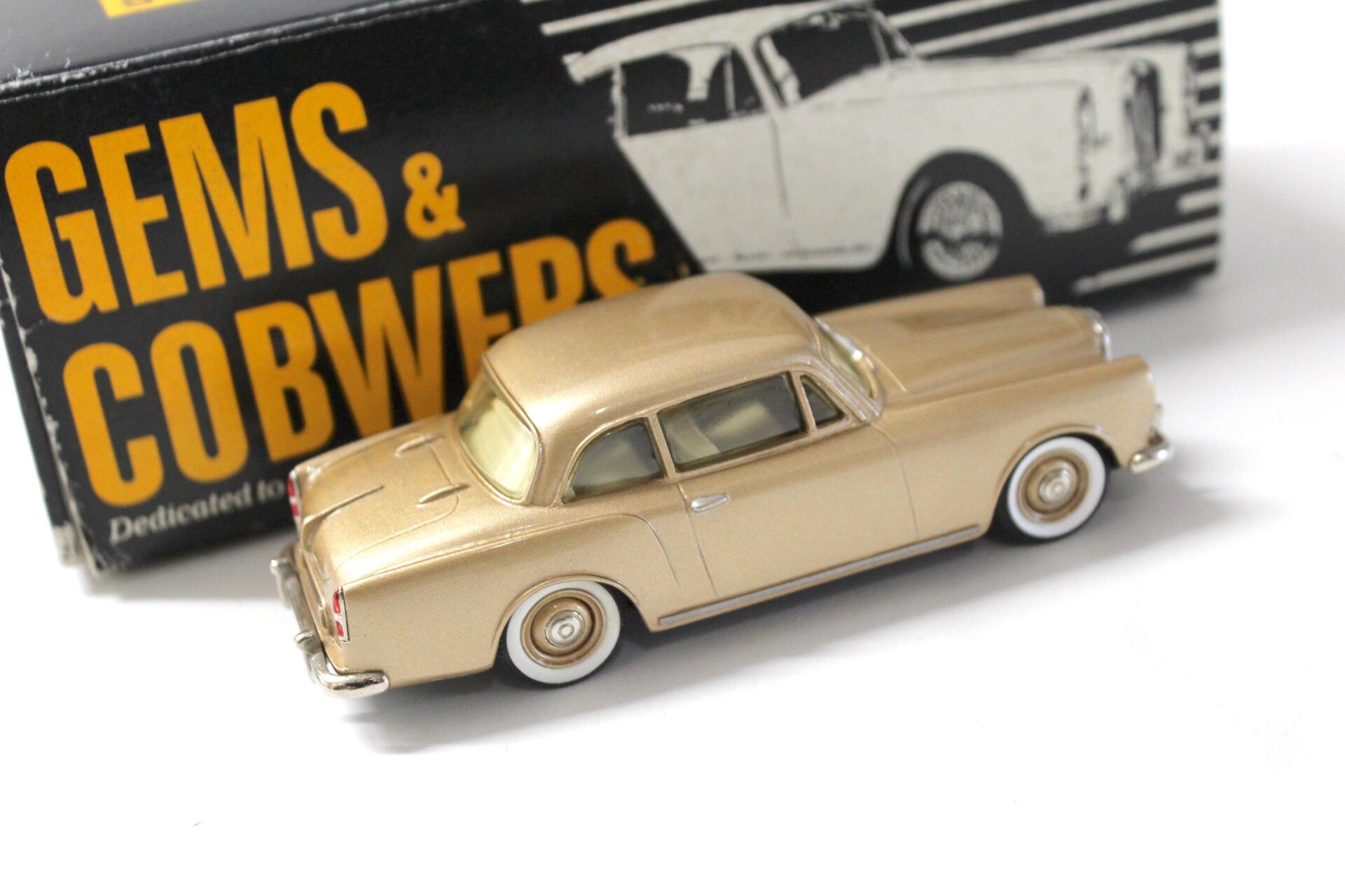 1:43 GEMS & COBWEBS Alvis TF21 Saloon 1966 gold metallic