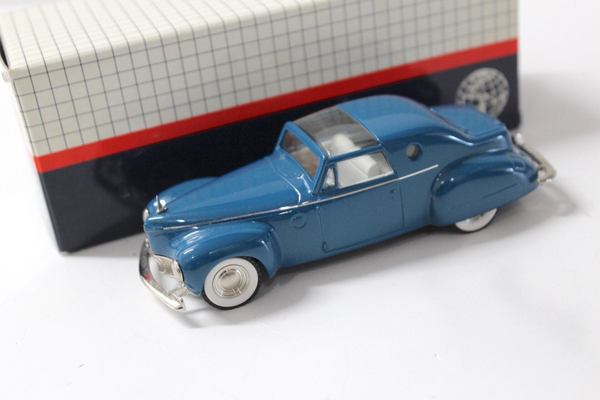 ID 53216 orig 1.jpg 1:43 AMR Century Lincoln Continental 1946 Raymond Loewy blue
