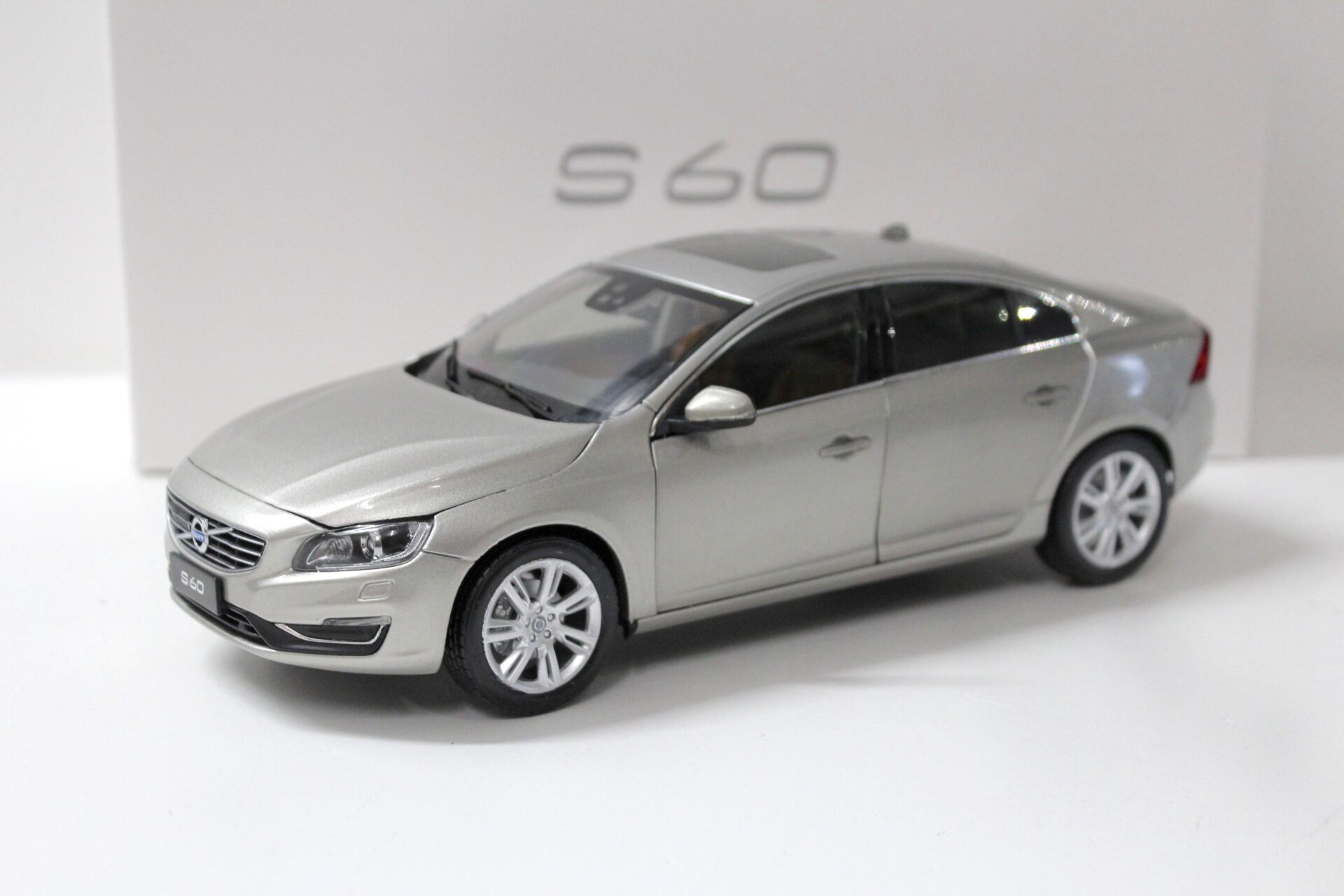 1:18 Motor City Classics Volvo S60 Sedan Seashell 2015