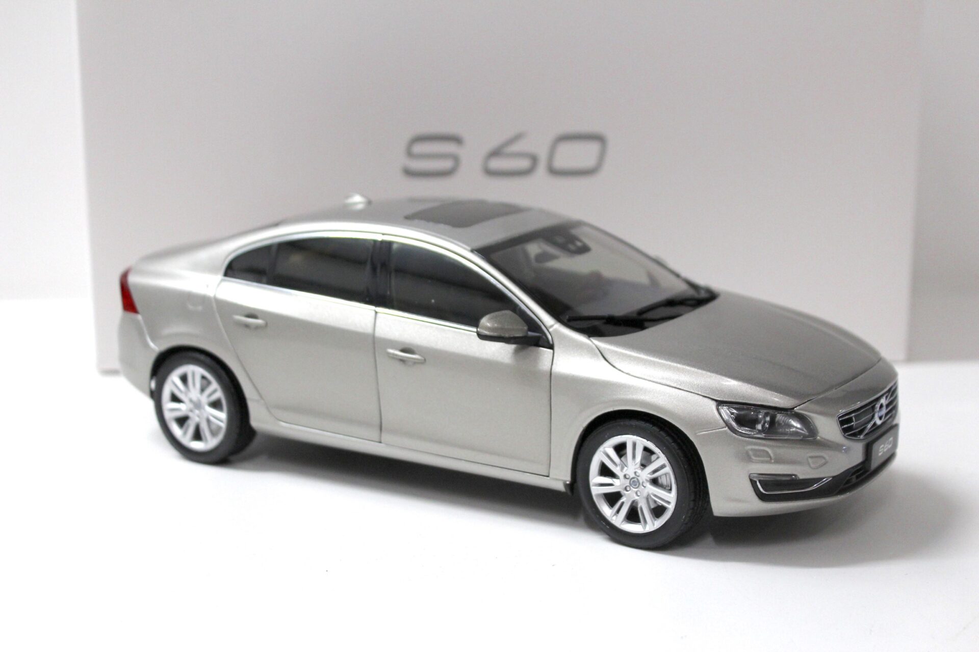 1:18 Motor City Classics Volvo S60 Sedan Seashell 2015
