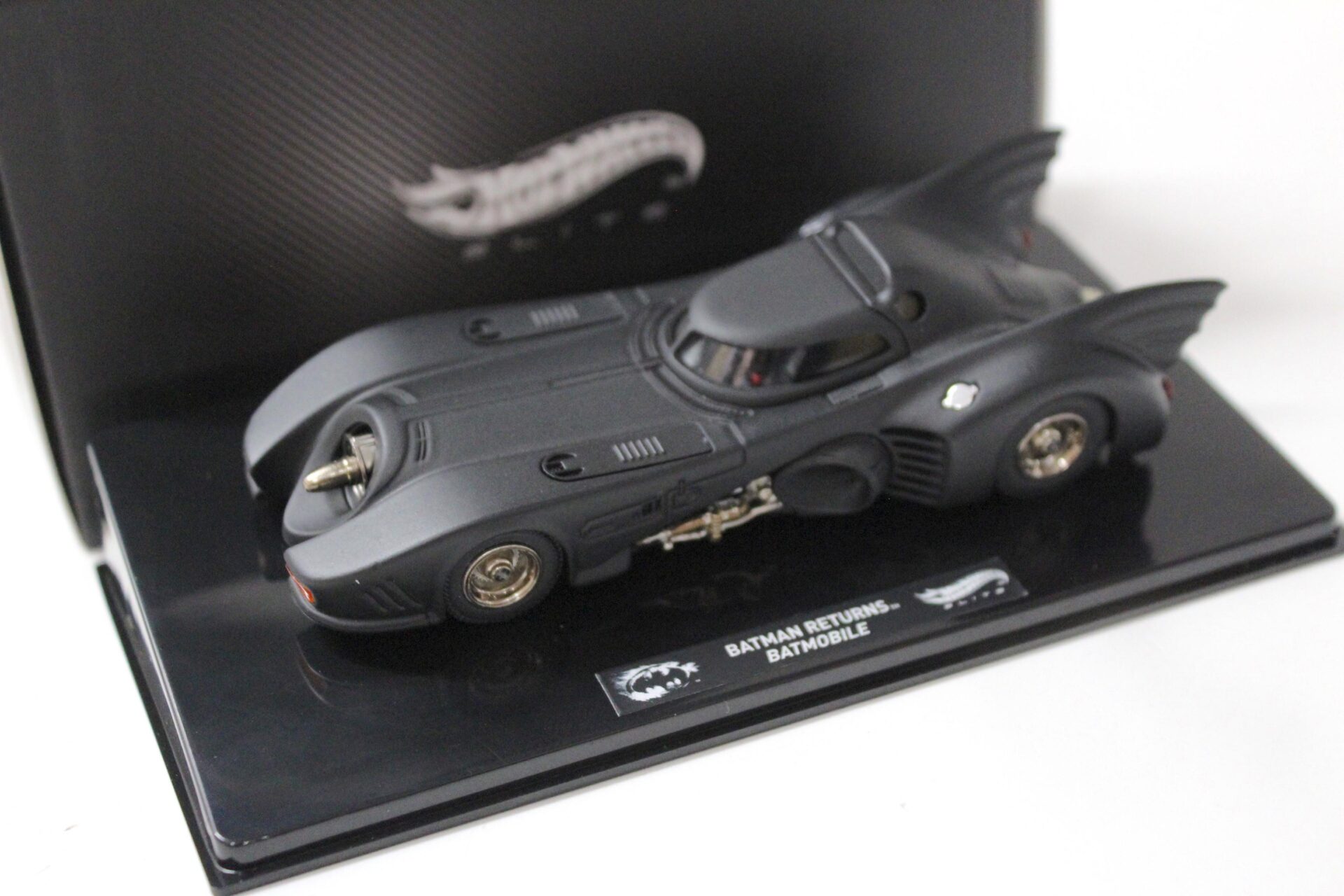 ID 53272 orig 1.jpg 1:43 Hot Wheels Elite 1989 Batmobile BATMAN Returns black