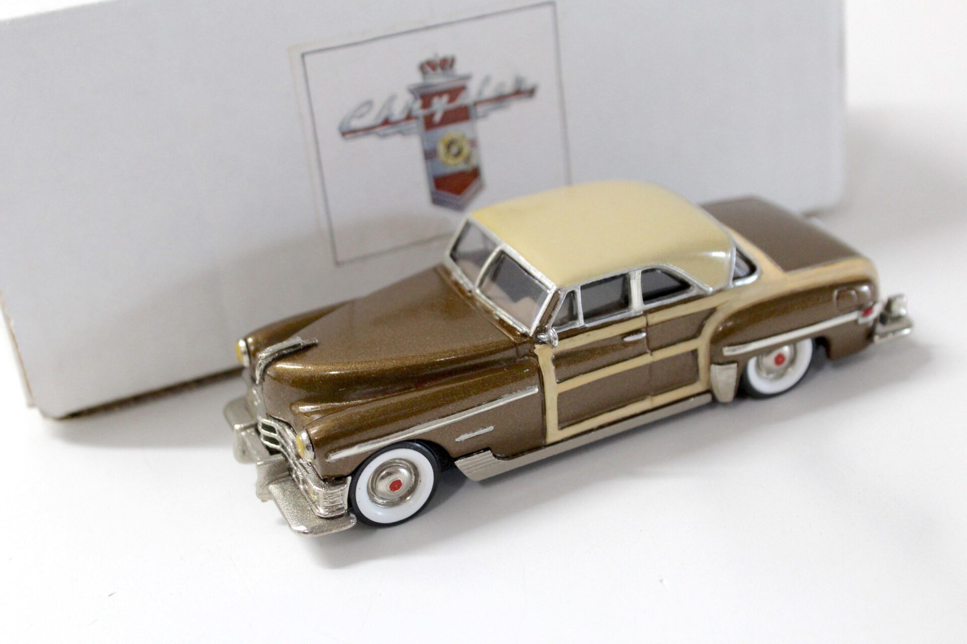 1:43 Mascot Models Chrysler Town & Country 2 Door Coupe 1949 beige/ brown