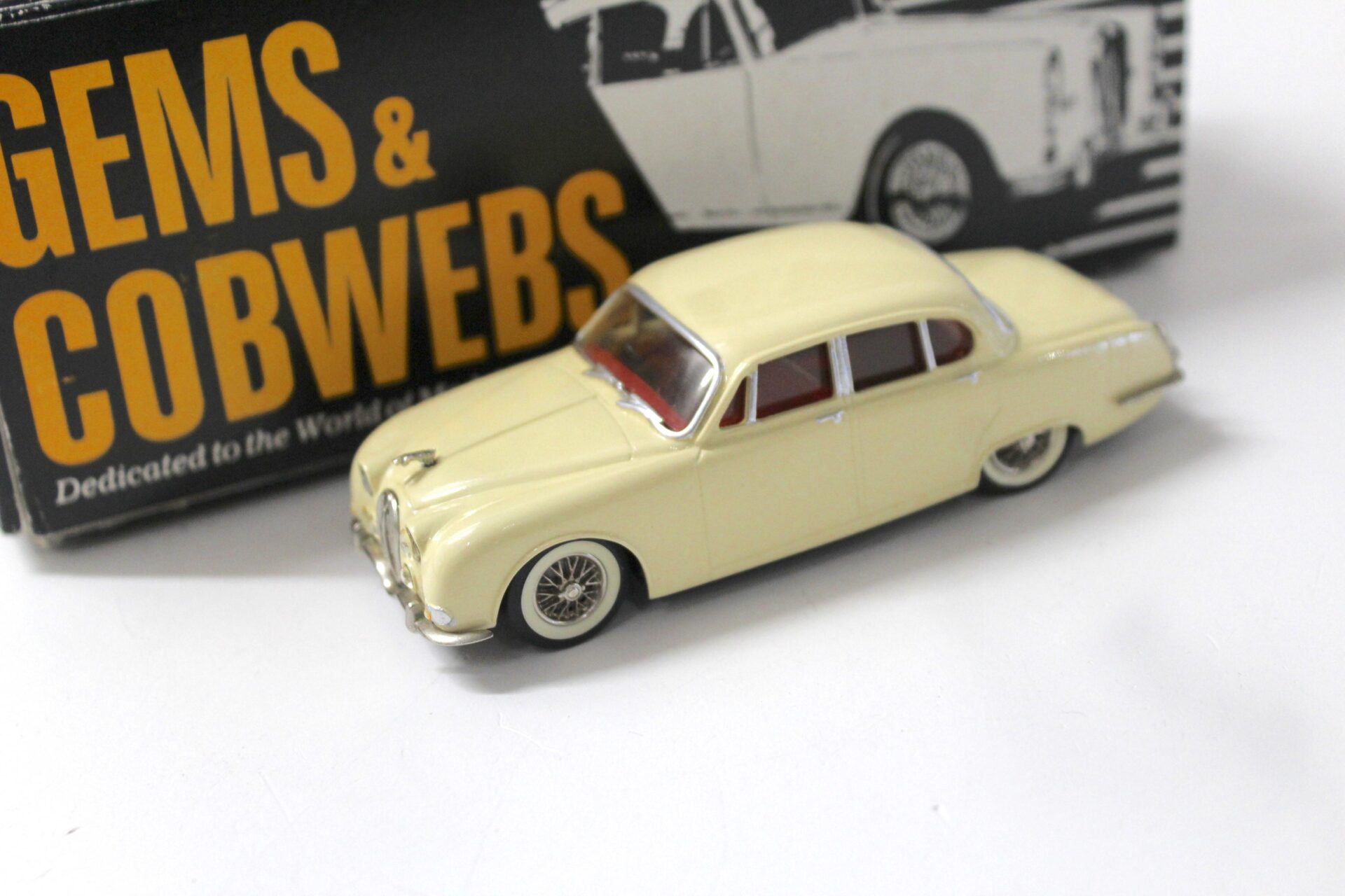1:43 GEMS & COBWEBS 1963-1970 Jaguar S-Type Saloon Wire wheel beige