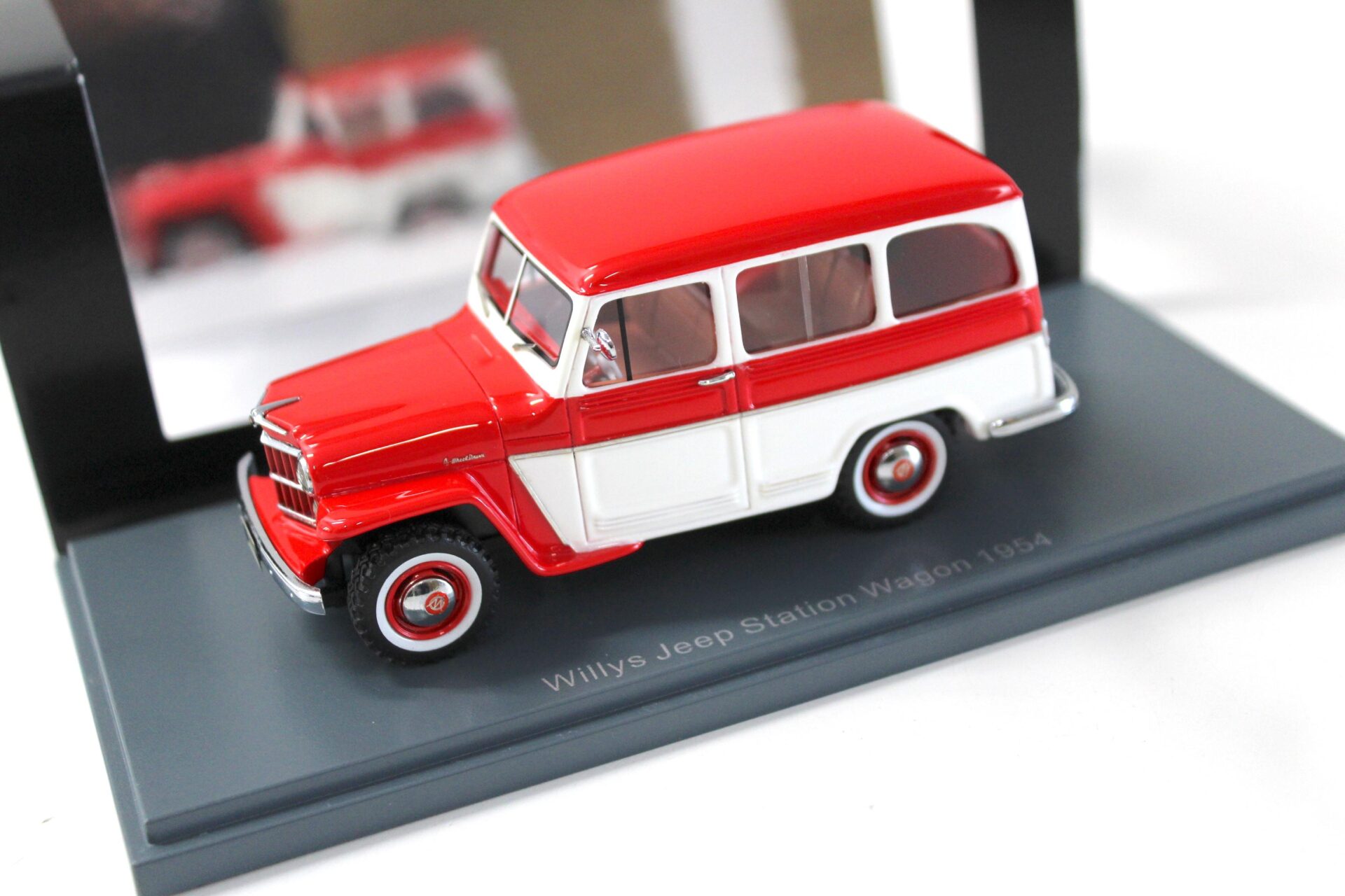 ID 53421 orig 1.jpg 1:43 NEO Willys Jeep Station Wagon 1954 red/ white