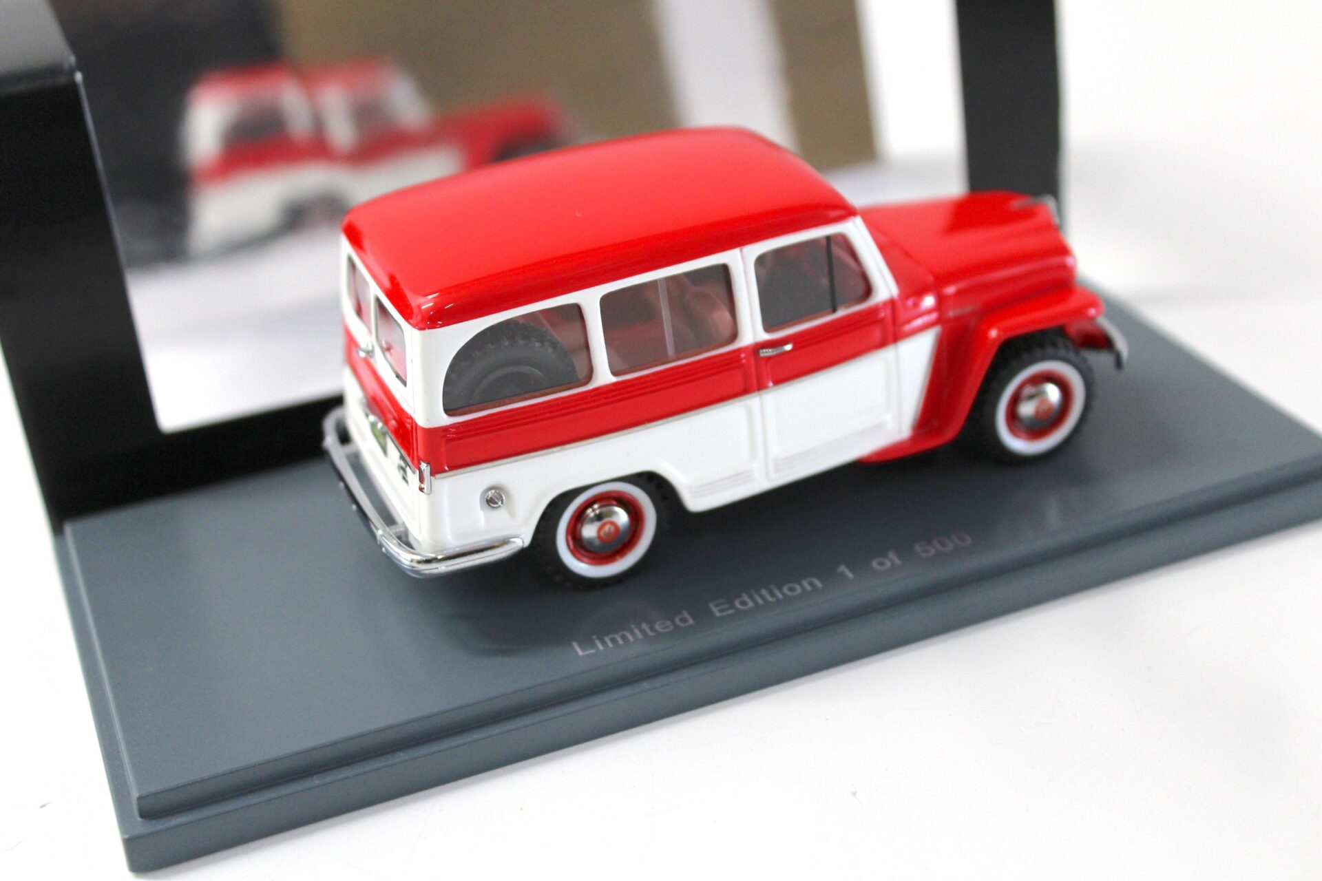 1:43 NEO Willys Jeep Station Wagon 1954 red/ white