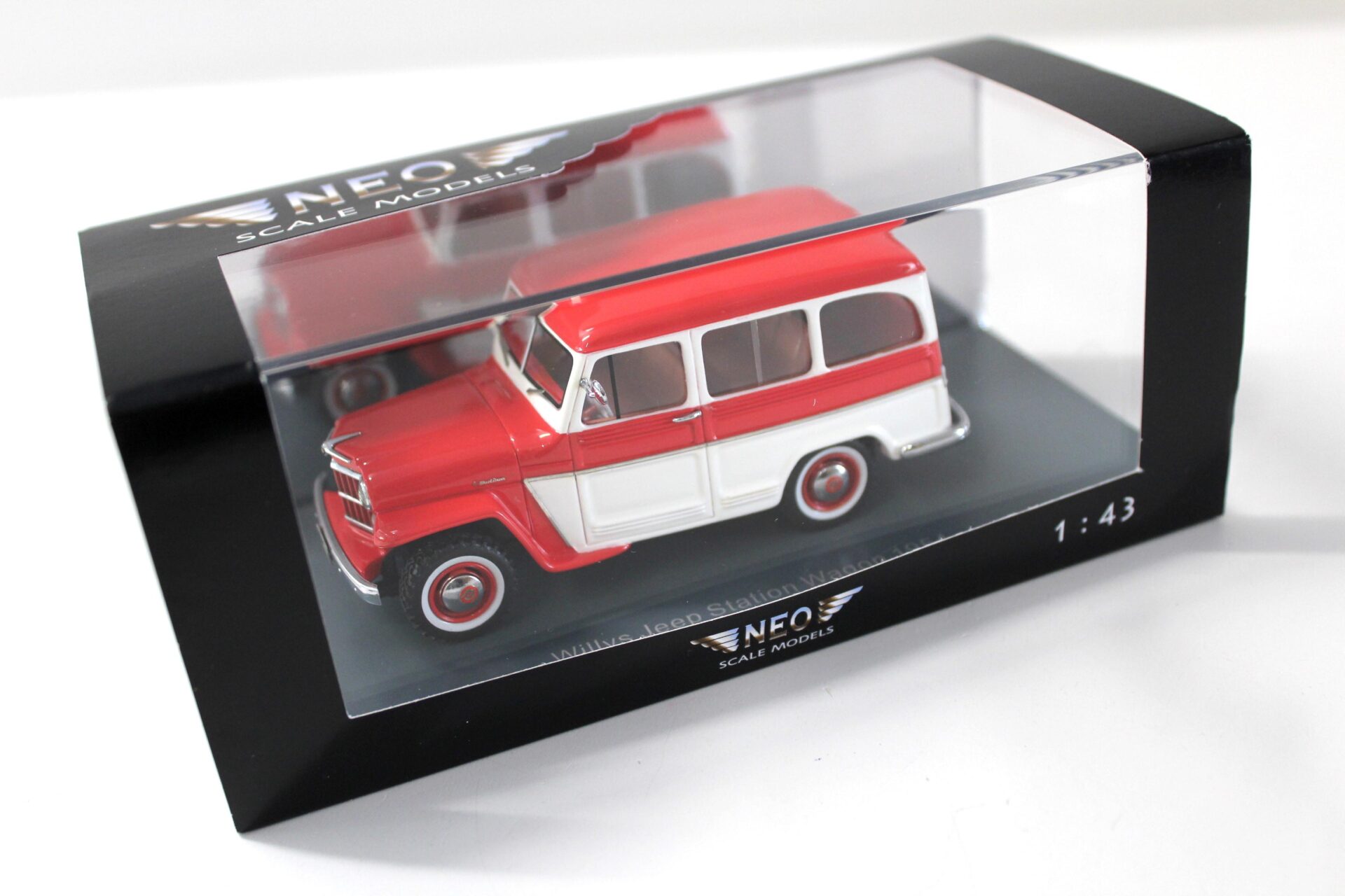 1:43 NEO Willys Jeep Station Wagon 1954 red/ white