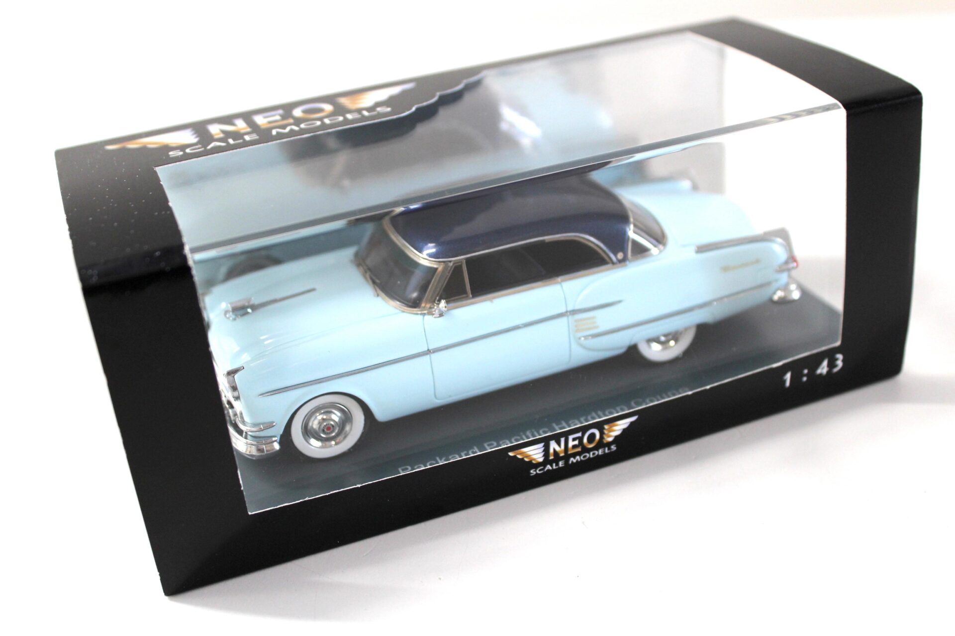 1:43 NEO Packard Pacific Hardtop Coupe light blue/ blue