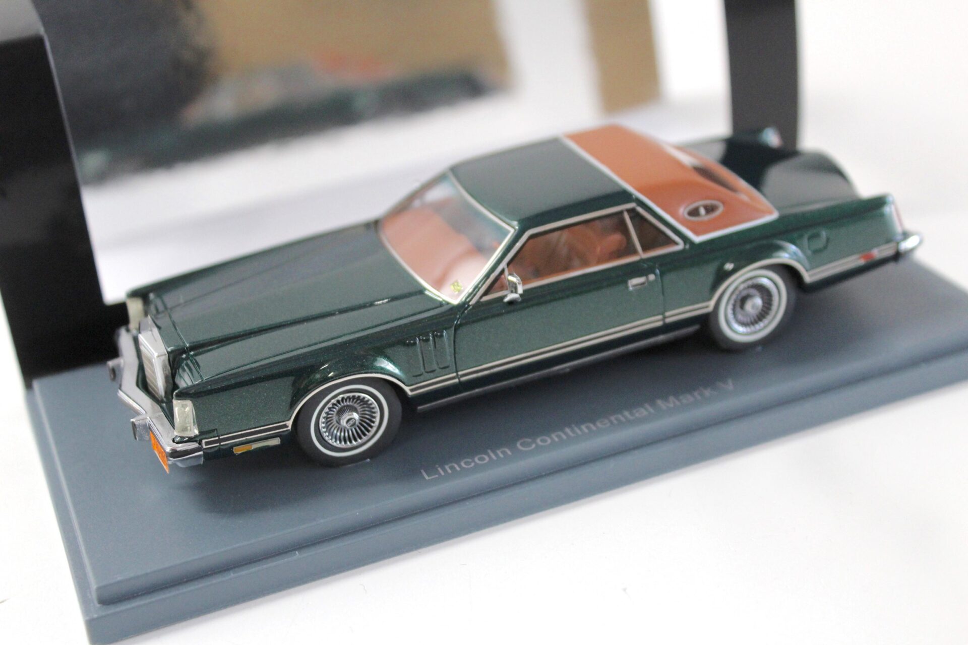 ID 53455 orig.jpg 1:43 NEO Lincoln Continental Mark V green metallic/ brown