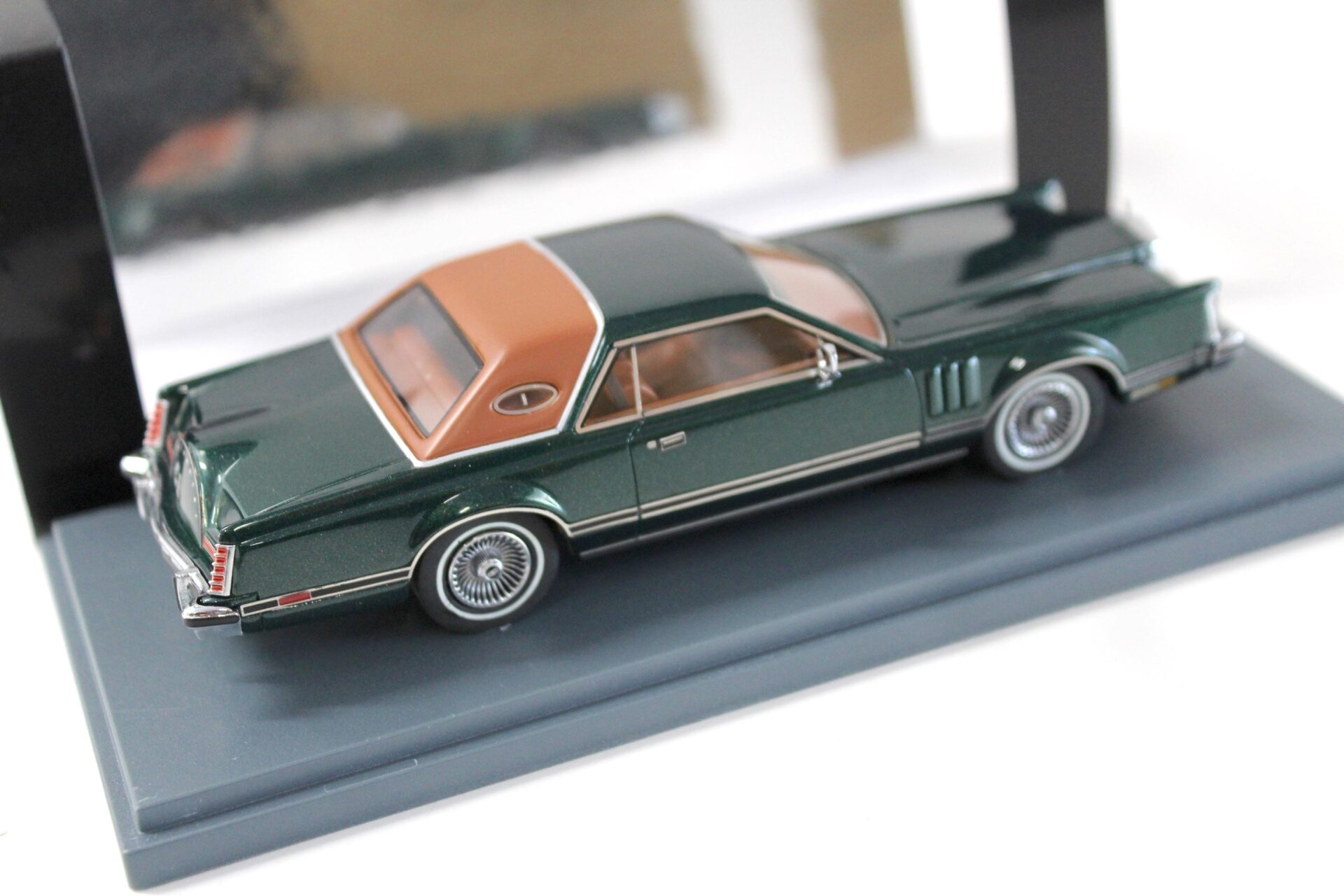 1:43 NEO Lincoln Continental Mark V green metallic/ brown