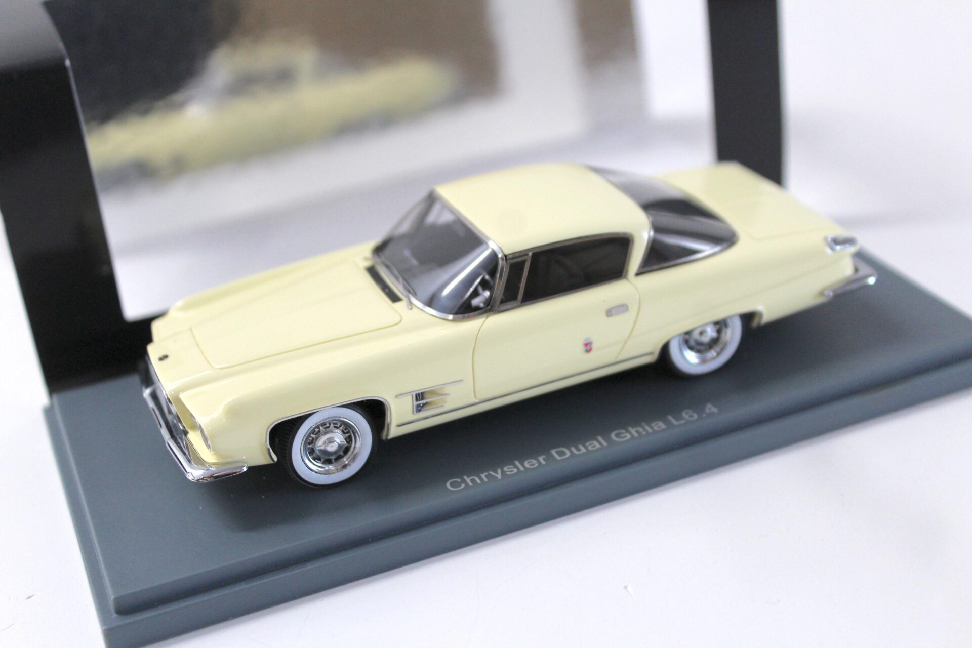 ID 53464 orig 1.jpg 1:43 NEO Chrysler Dual Ghia L6.4 Coupe beige