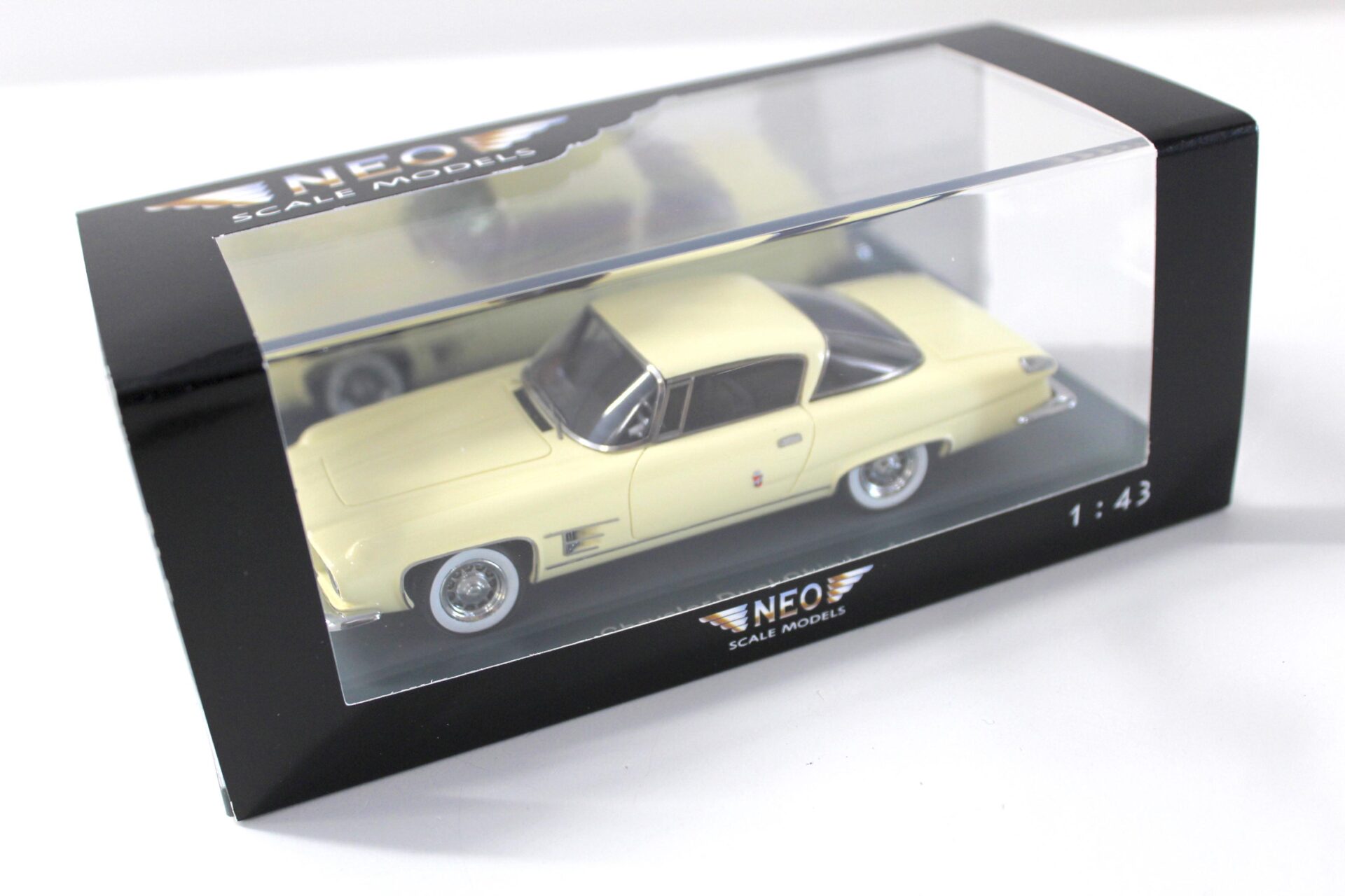 1:43 NEO Chrysler Dual Ghia L6.4 Coupe beige