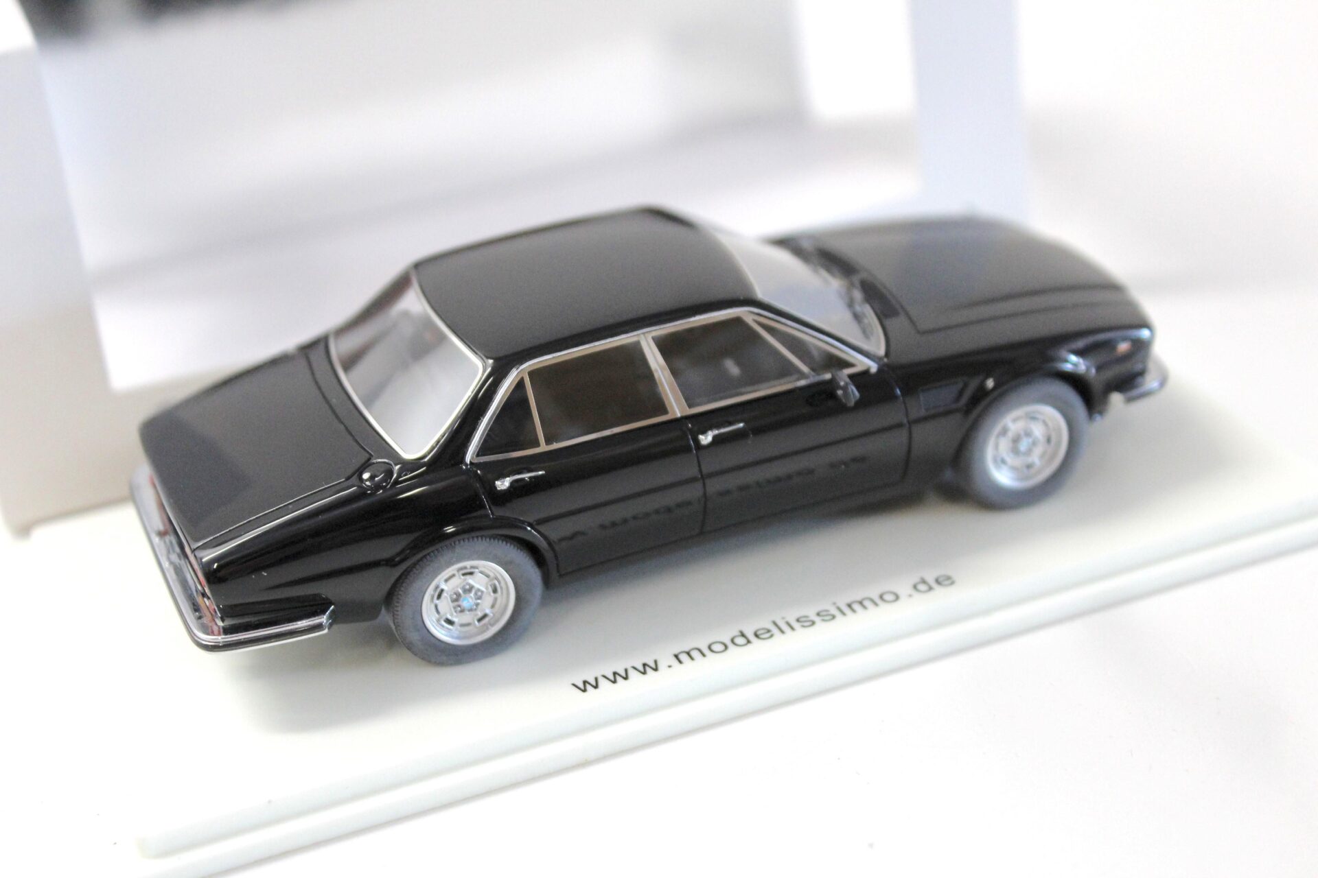 1:43 NEO De Tomaso Deauville Sedan 1978 black