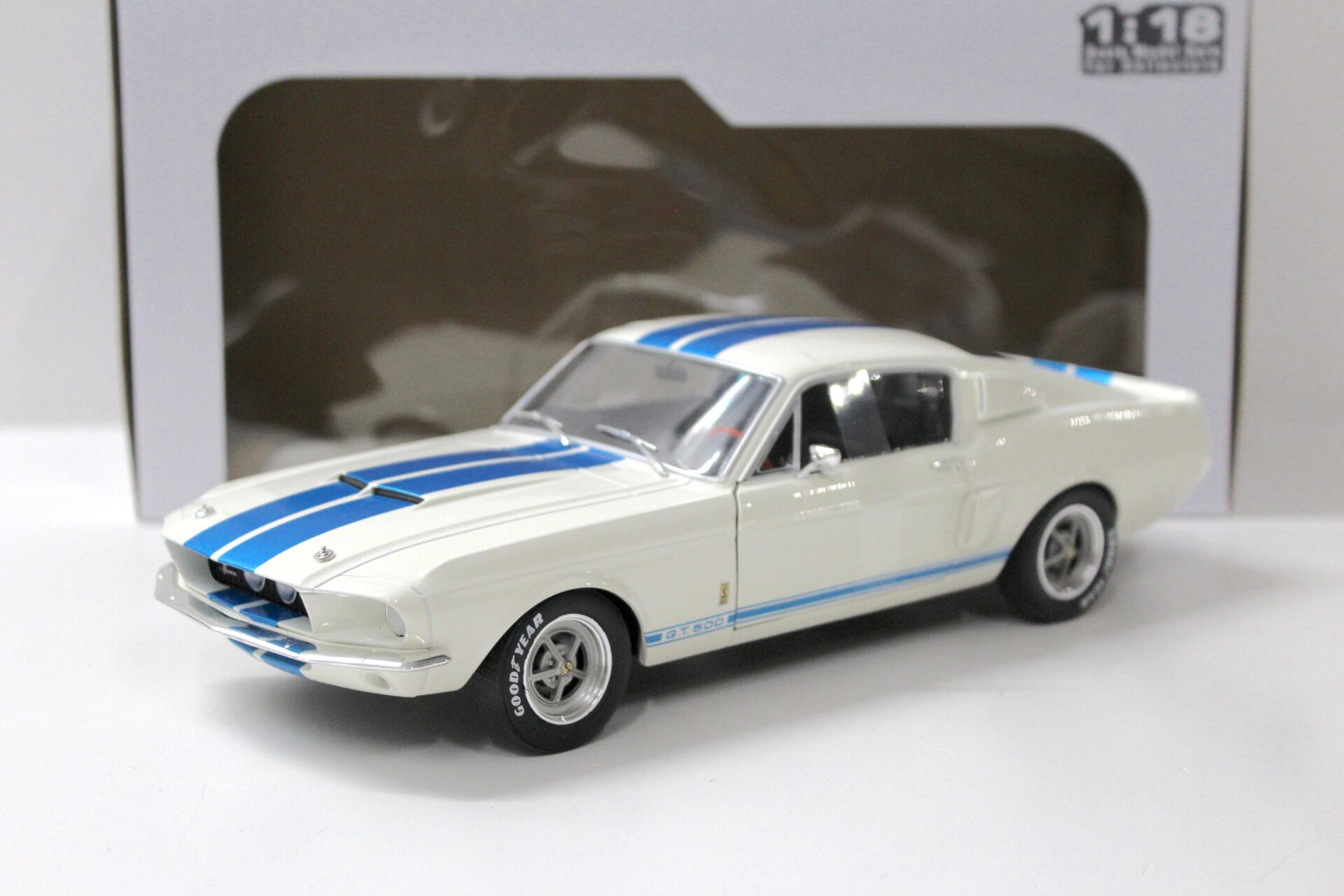 1:18 Solido 1967 Ford Mustang Shelby GT500 Coupe white/ blue stripes