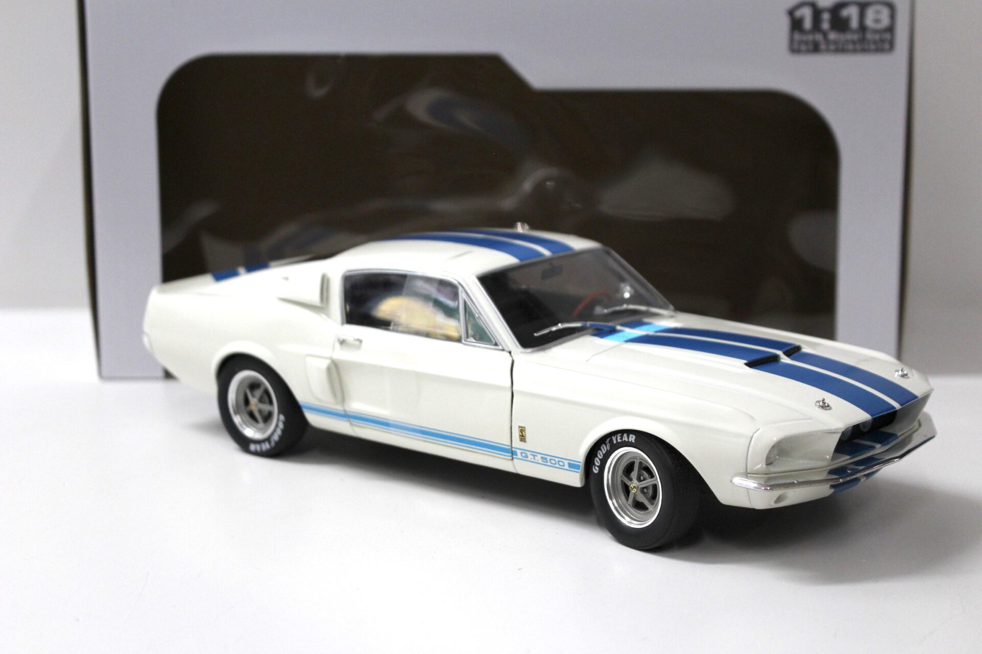 1:18 Solido 1967 Ford Mustang Shelby GT500 Coupe white/ blue stripes