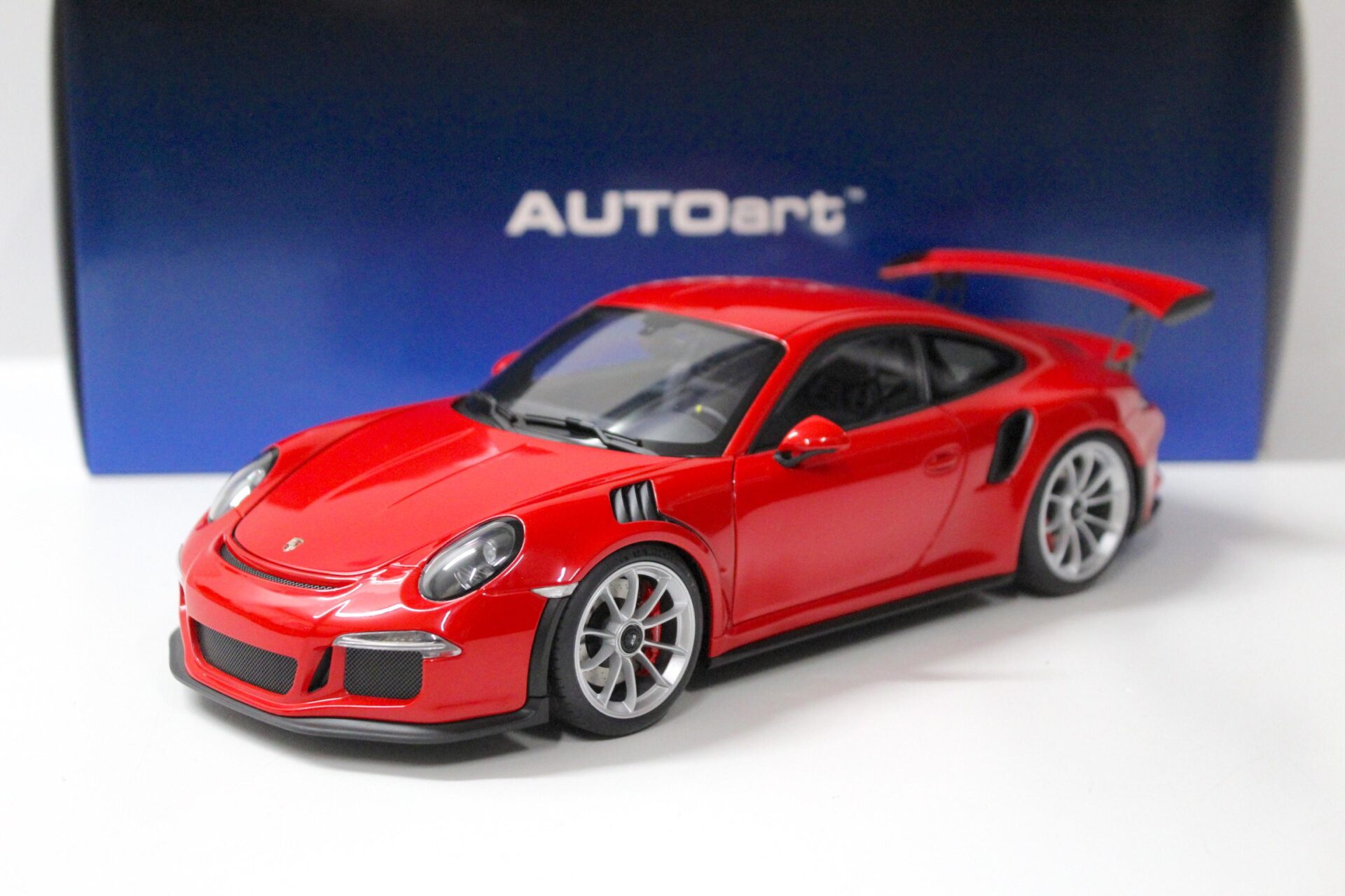ID 53612 orig 1.jpg 1:18 AUTOart Porsche 911 (991) GT3 RS Guards red/ silver wheel 2016