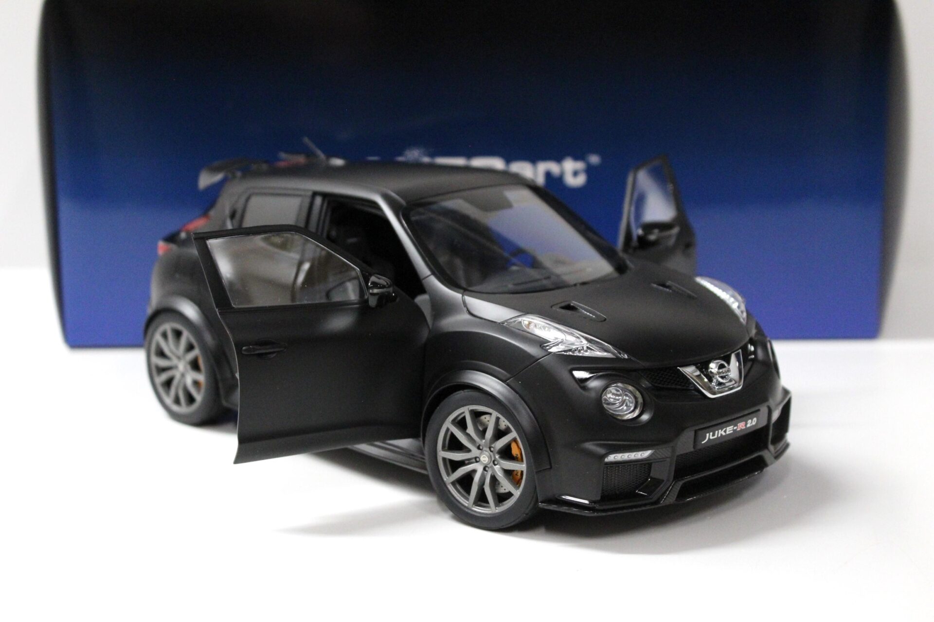 1:18 AUTOart Nissan Juke R 2.0 matt black 2016