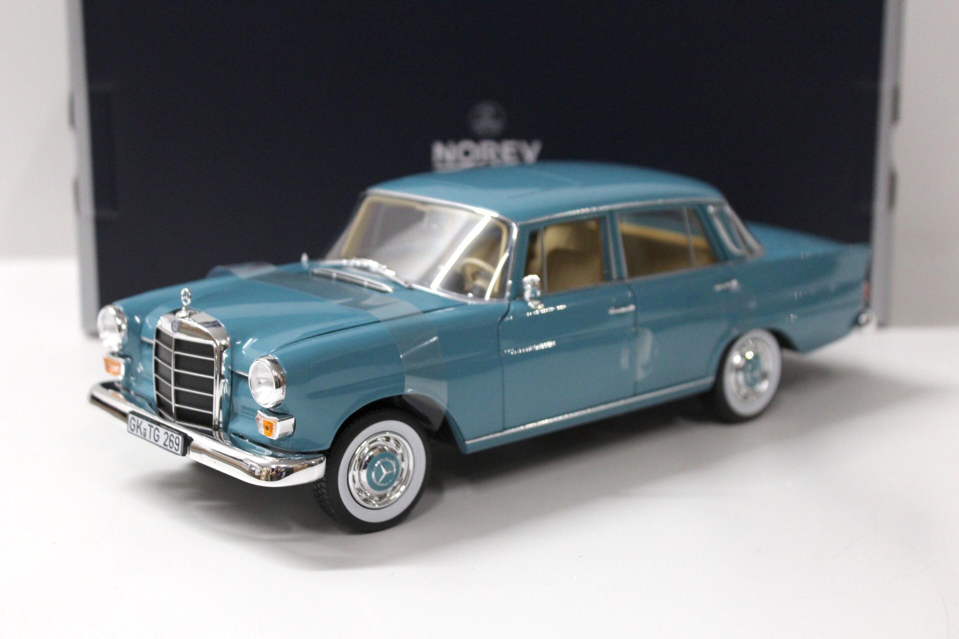 1:18 Norev Mercedes 200 W110 Limousine 1966 green