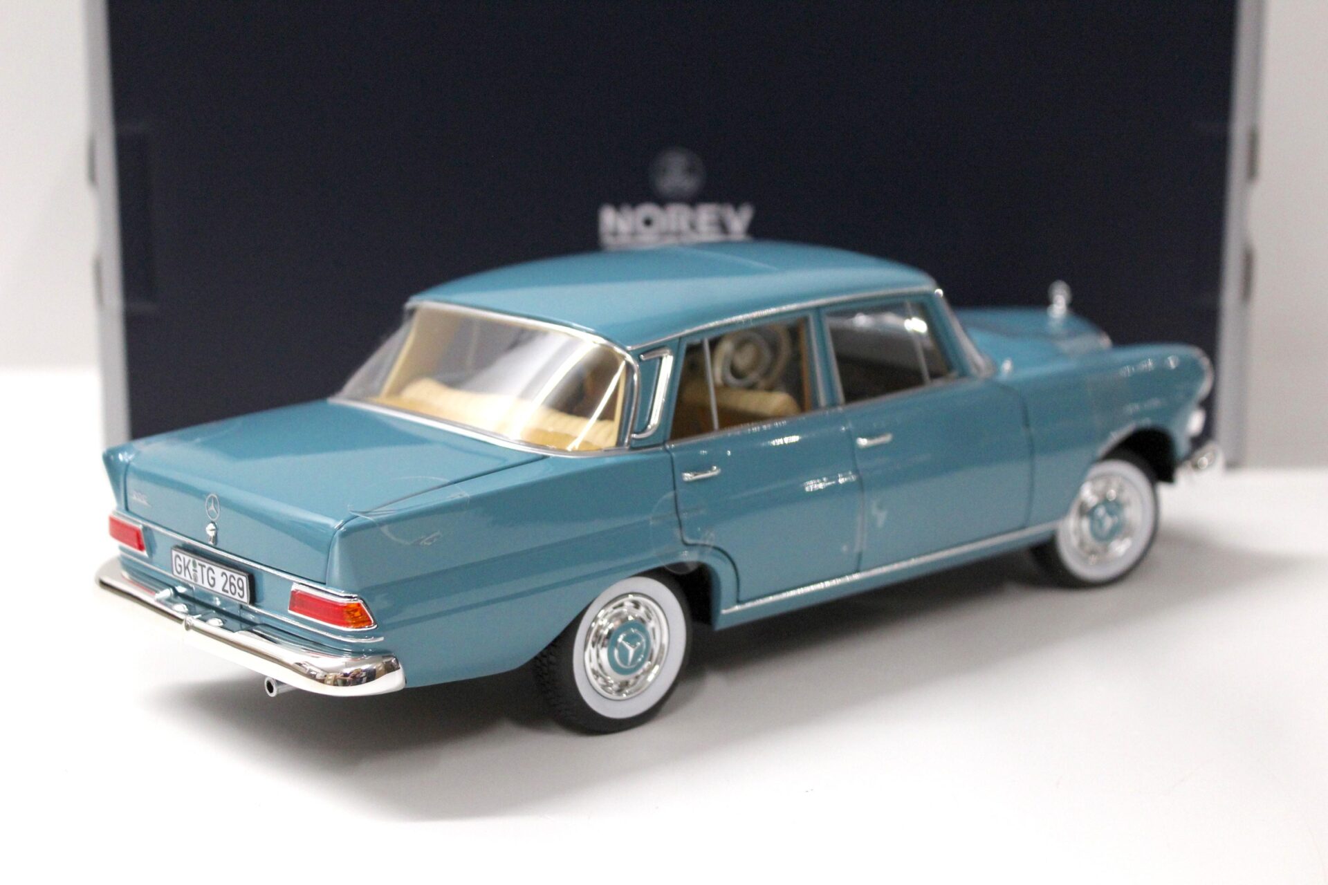 1:18 Norev Mercedes 200 W110 Limousine 1966 green
