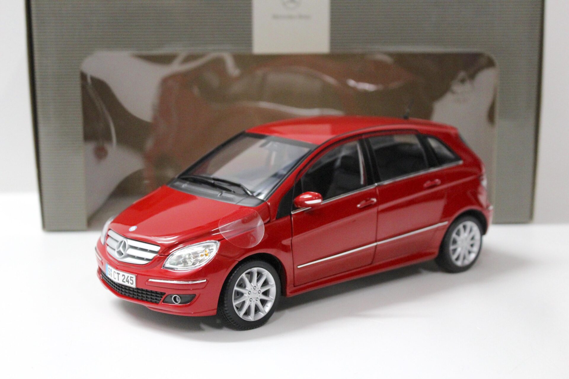 ID 53780 orig.jpg 1:18 Kyosho Mercedes B-Klasse red DEALER VERSION