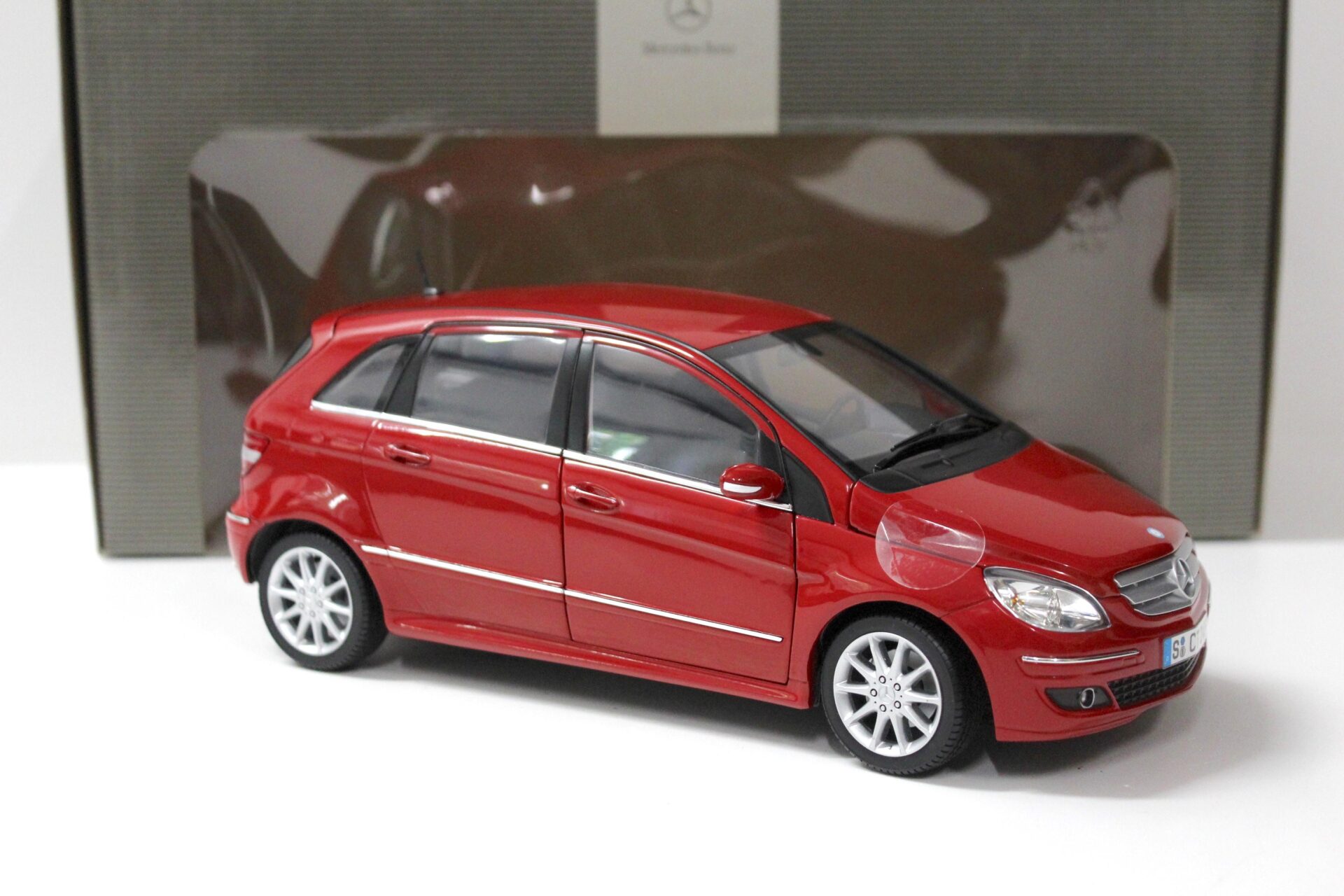 1:18 Kyosho Mercedes B-Klasse red DEALER VERSION