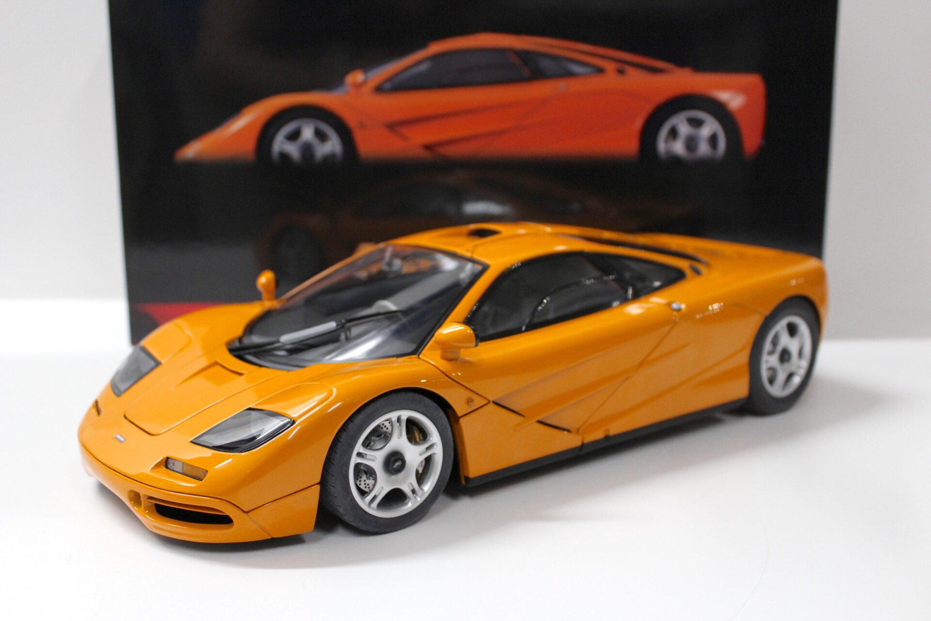 ID 53808 orig 1.jpg 1:12 Minichamps McLaren F1 Roadcar 1994 orange