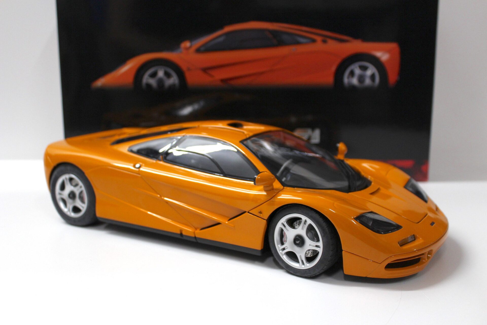 1:12 Minichamps McLaren F1 Roadcar 1994 orange