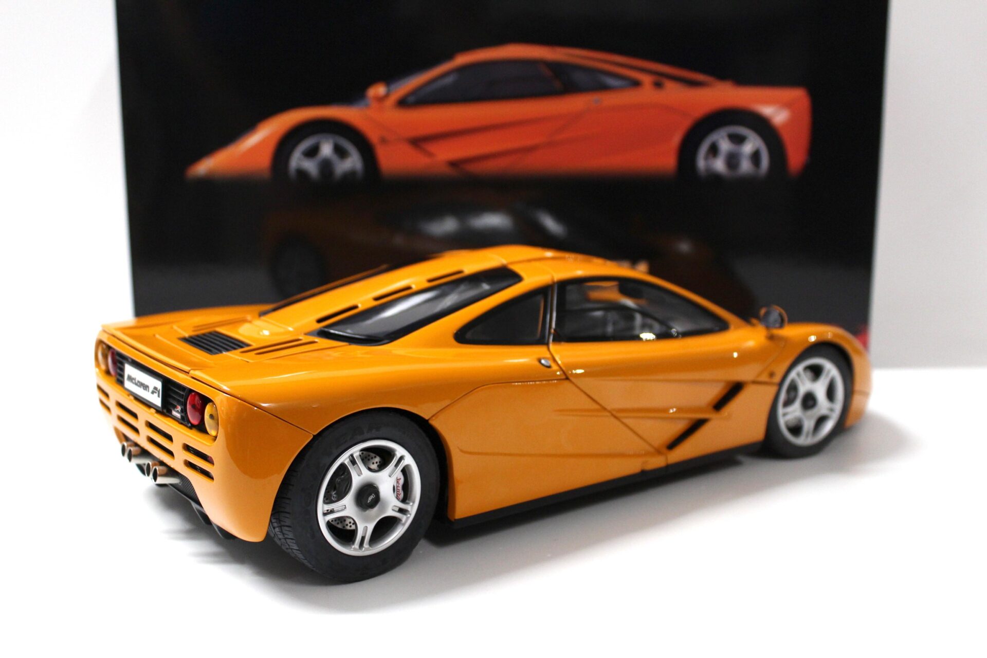 1:12 Minichamps McLaren F1 Roadcar 1994 orange