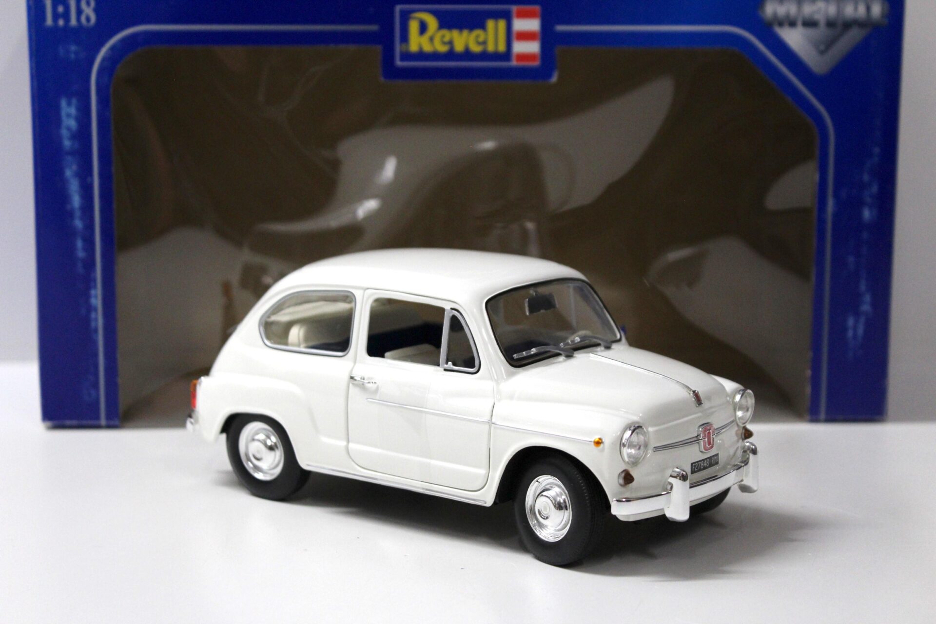 1:18 Revell Fiat 600 D white
