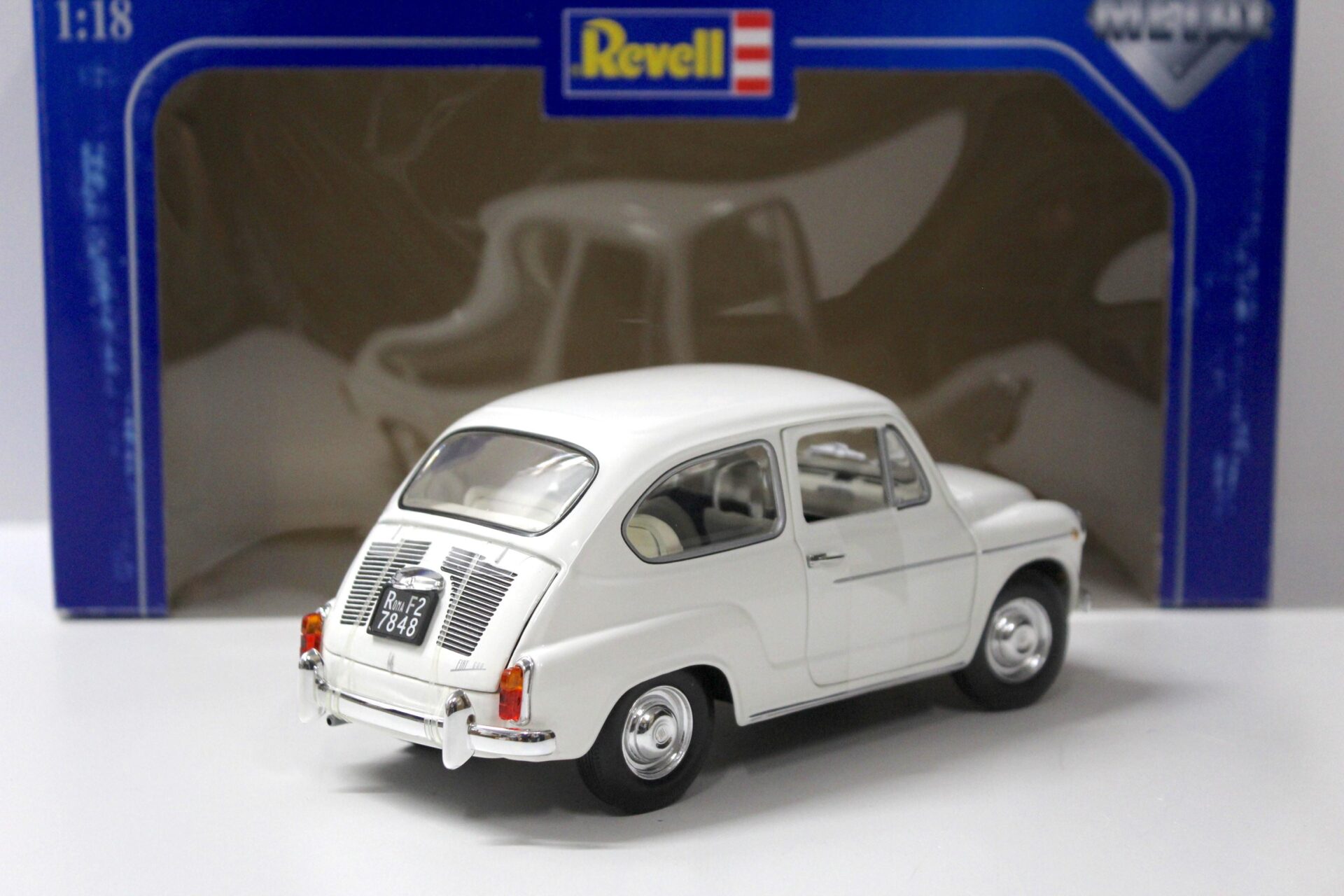 1:18 Revell Fiat 600 D white