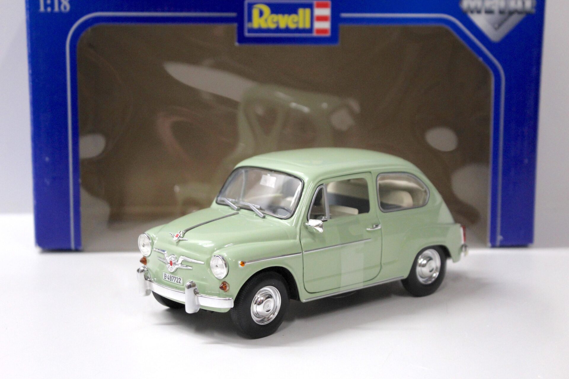 1:18 Revell Seat 600 D light green