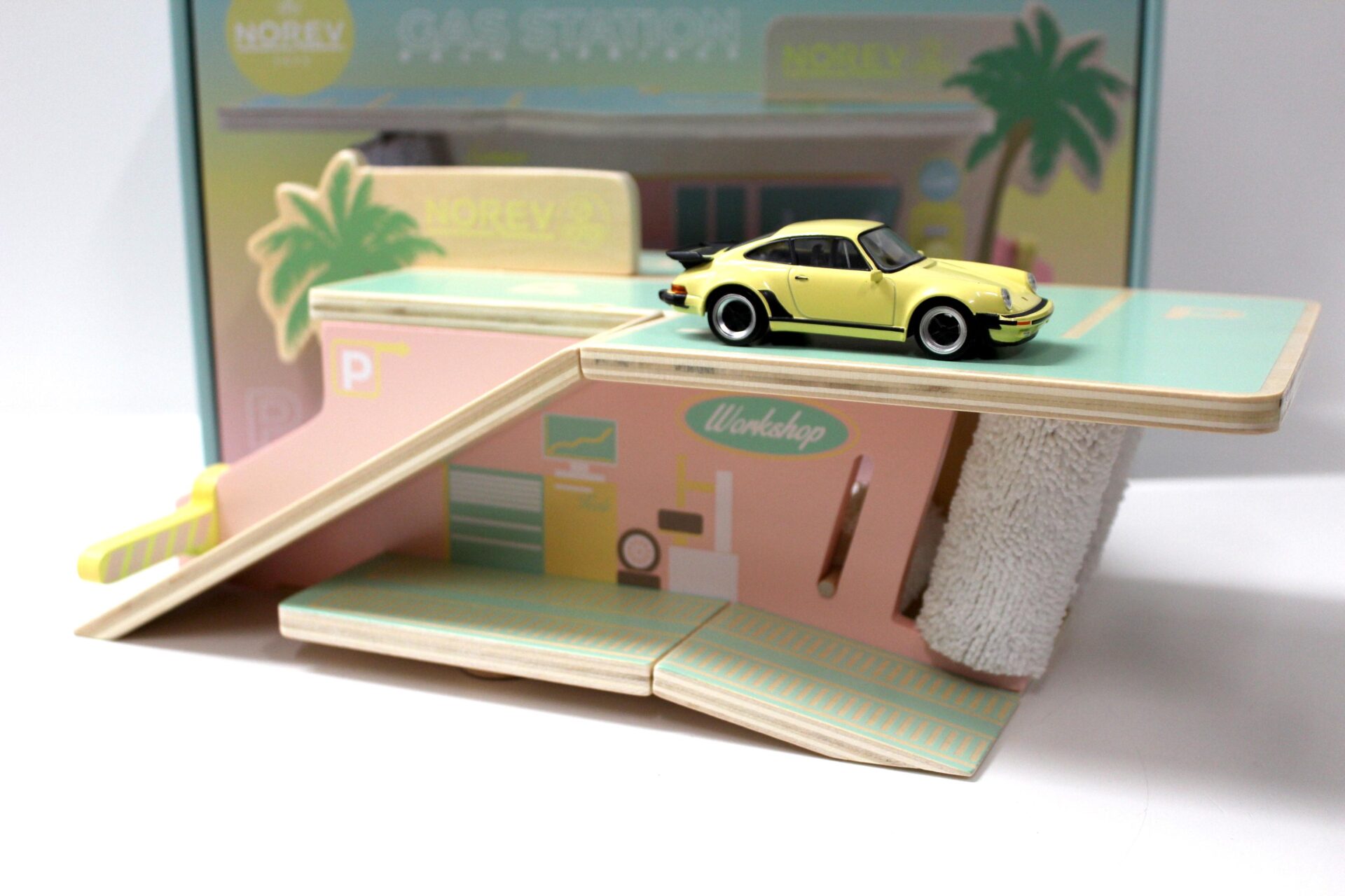 1:43 Norev Gas Station Palm Springs Station Service Diorama Holz + Porsche 911