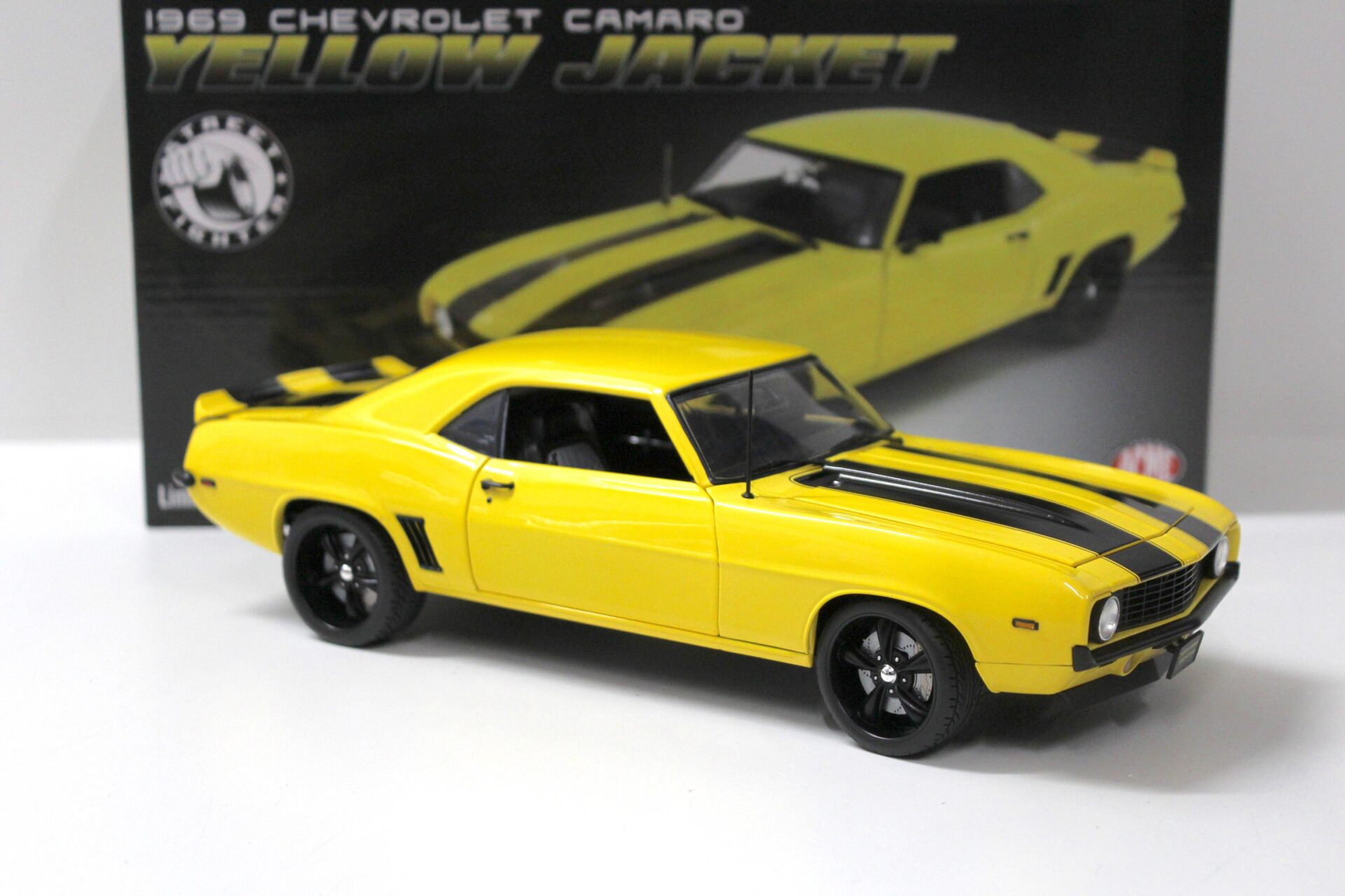 1:18 ACME 1969 Chevrolet Camaro Z28 Coupe Yellow Jacket / black stripes