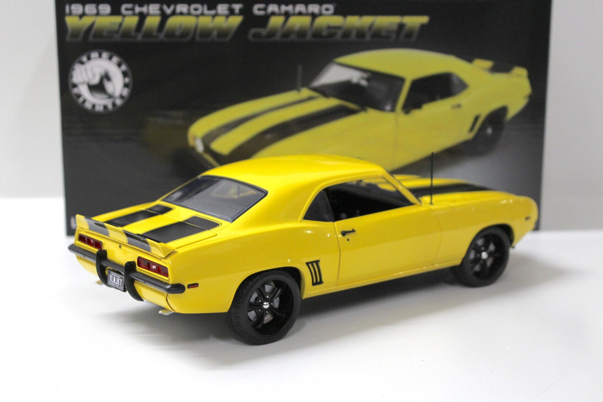 1:18 ACME 1969 Chevrolet Camaro Z28 Coupe Yellow Jacket / black stripes