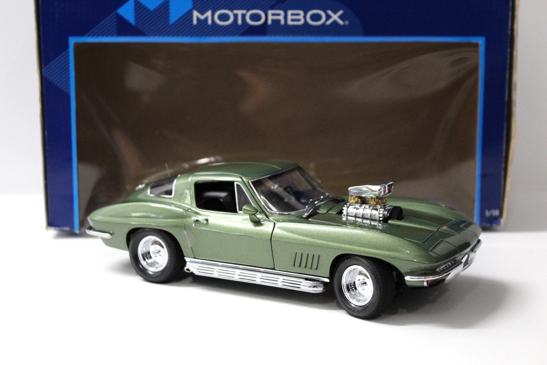 1:18 Exoto Motorbox Chevrolet Corvette C2 Stingray Street Rod green metallic