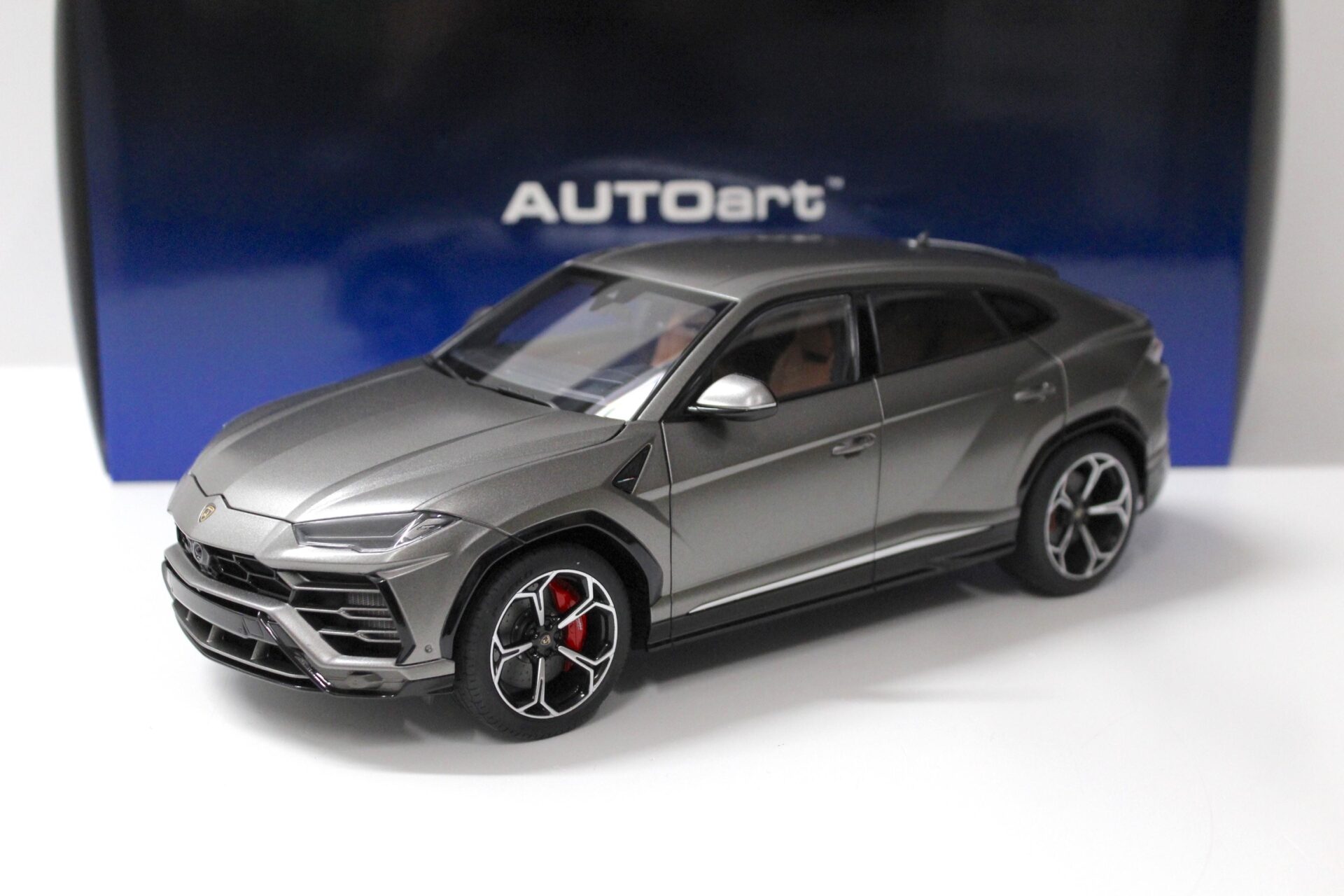 ID 54081 orig.jpg 1:18 AUTOart Lamborghini Urus 2018 Grigio Titans/ matt grey