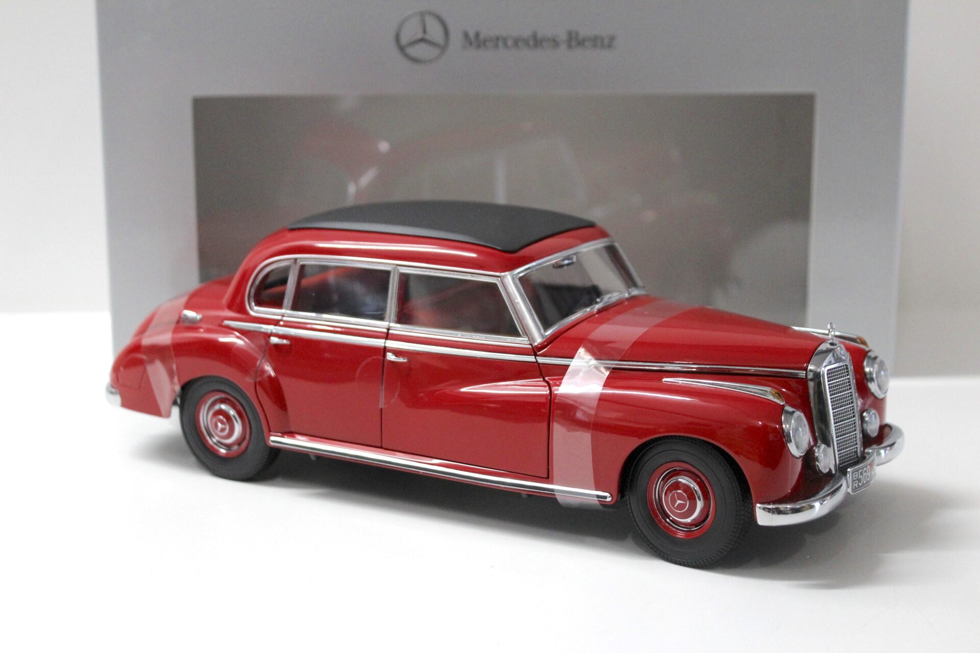 1:18 Norev Mercedes Typ 300 red 1955 DEALER VERSION