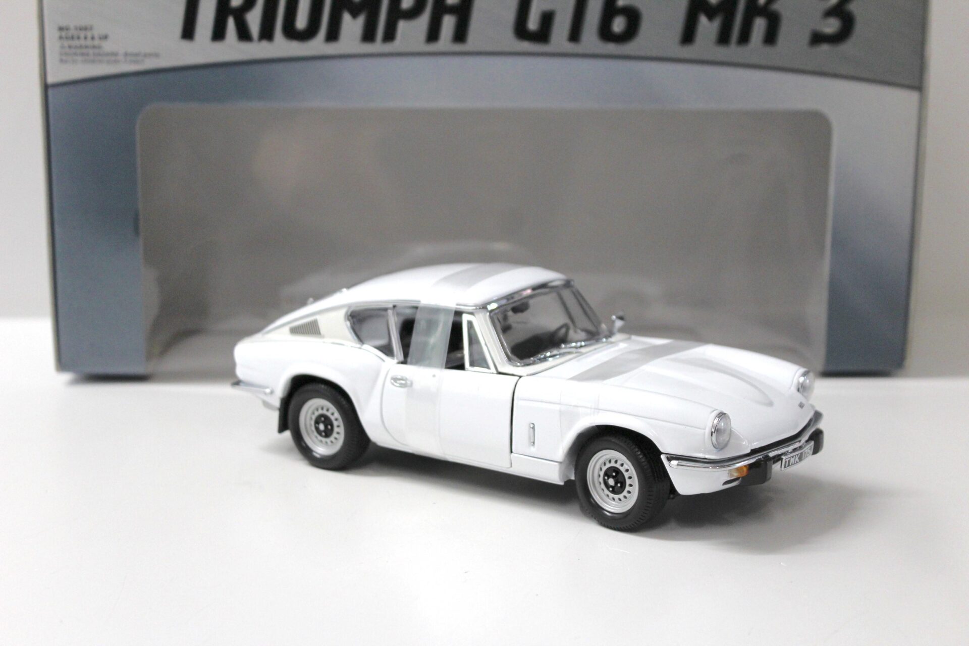 1:18 Sun Star Triumph GT6 MK3 Coupe white