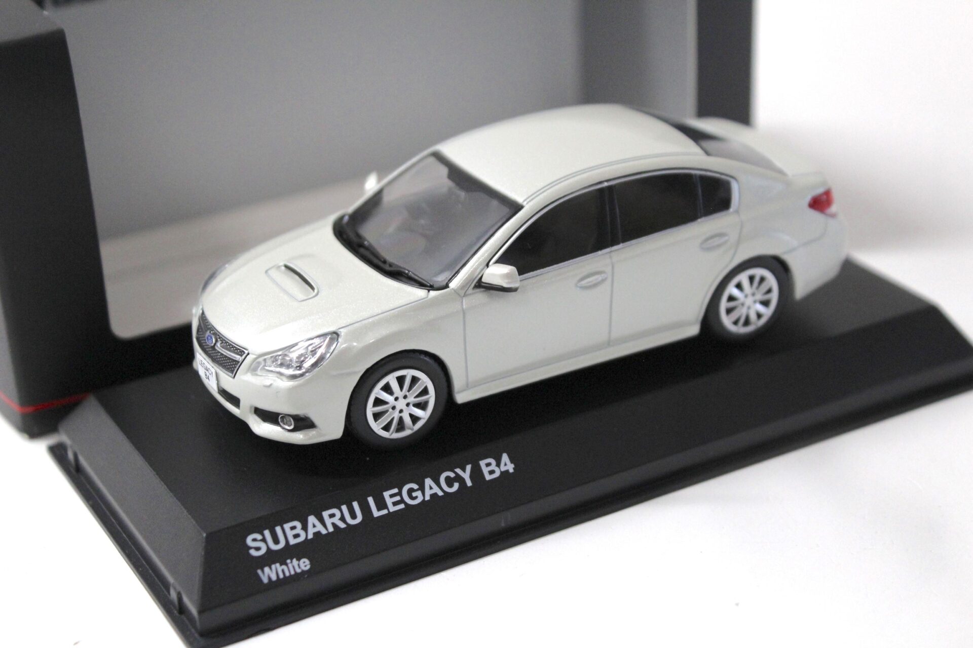 ID 54353 orig 1.jpg 1:43 Kyosho Subaru Legacy B4 Sedan satin white pearl
