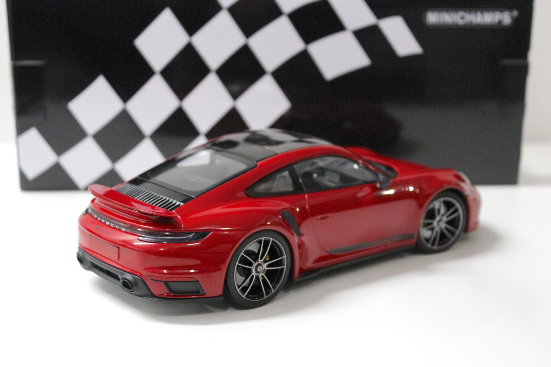 1:18 Minichamps Porsche 911 (992) Turbo S Coupe 2020 red