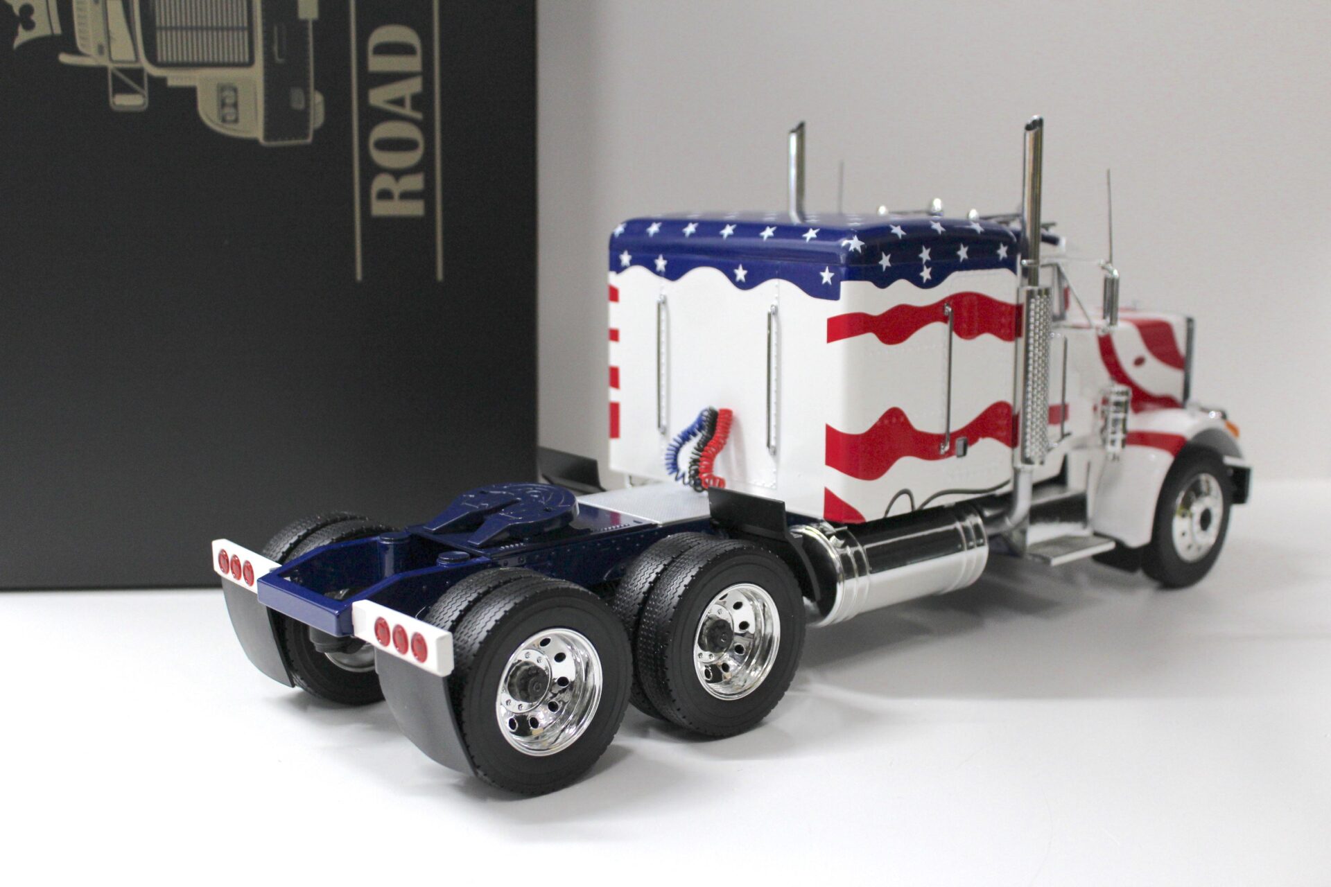 1:18 Road Kings Peterbilt 359 SZM Stars & Stripes 1967 white/red/blue