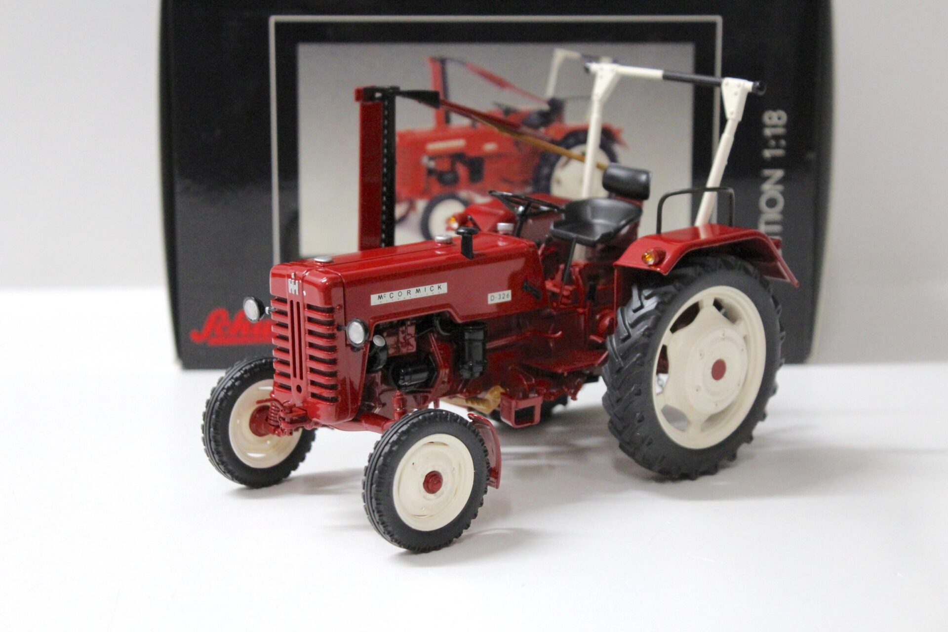 ID 54607 orig.jpg 1:18 Schuco Mc Cormick D 326 Traktor red