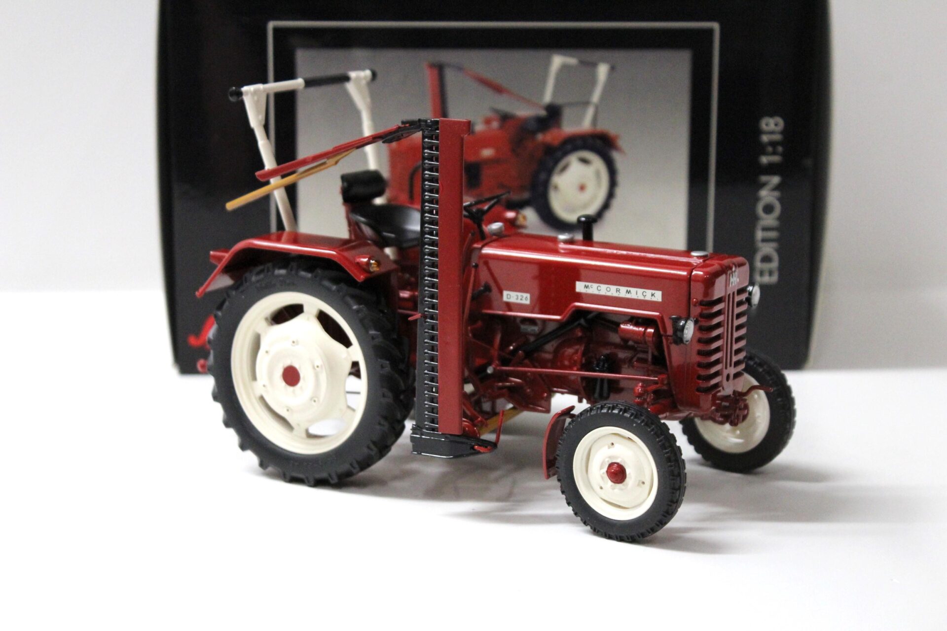 1:18 Schuco Mc Cormick D 326 Traktor red