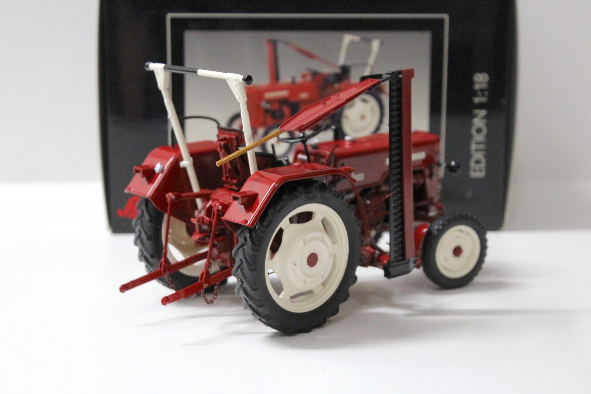 1:18 Schuco Mc Cormick D 326 Traktor red