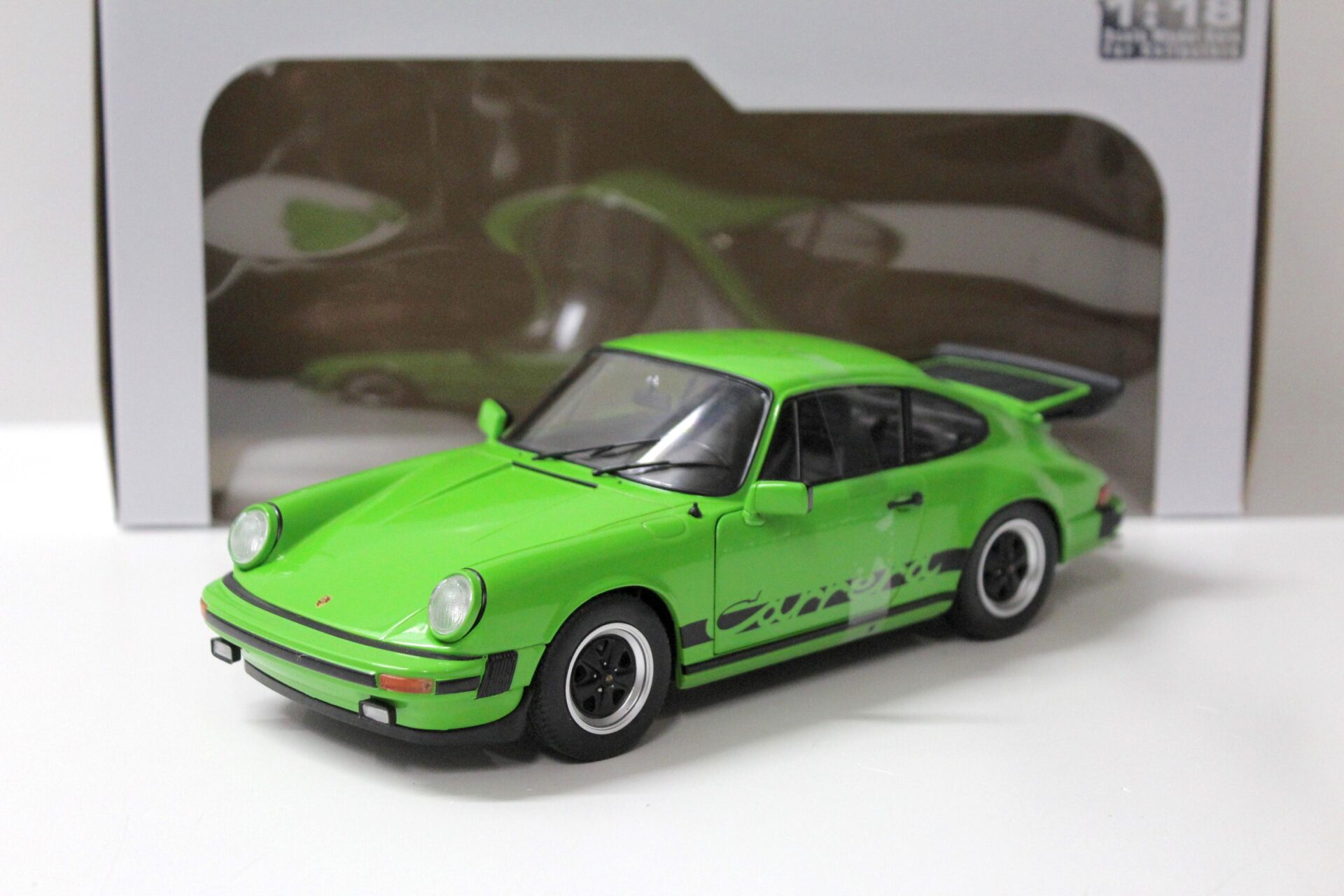 1:18 Solido Porsche 911 (930) Carrera 3.2 Coupe green/ black 1984