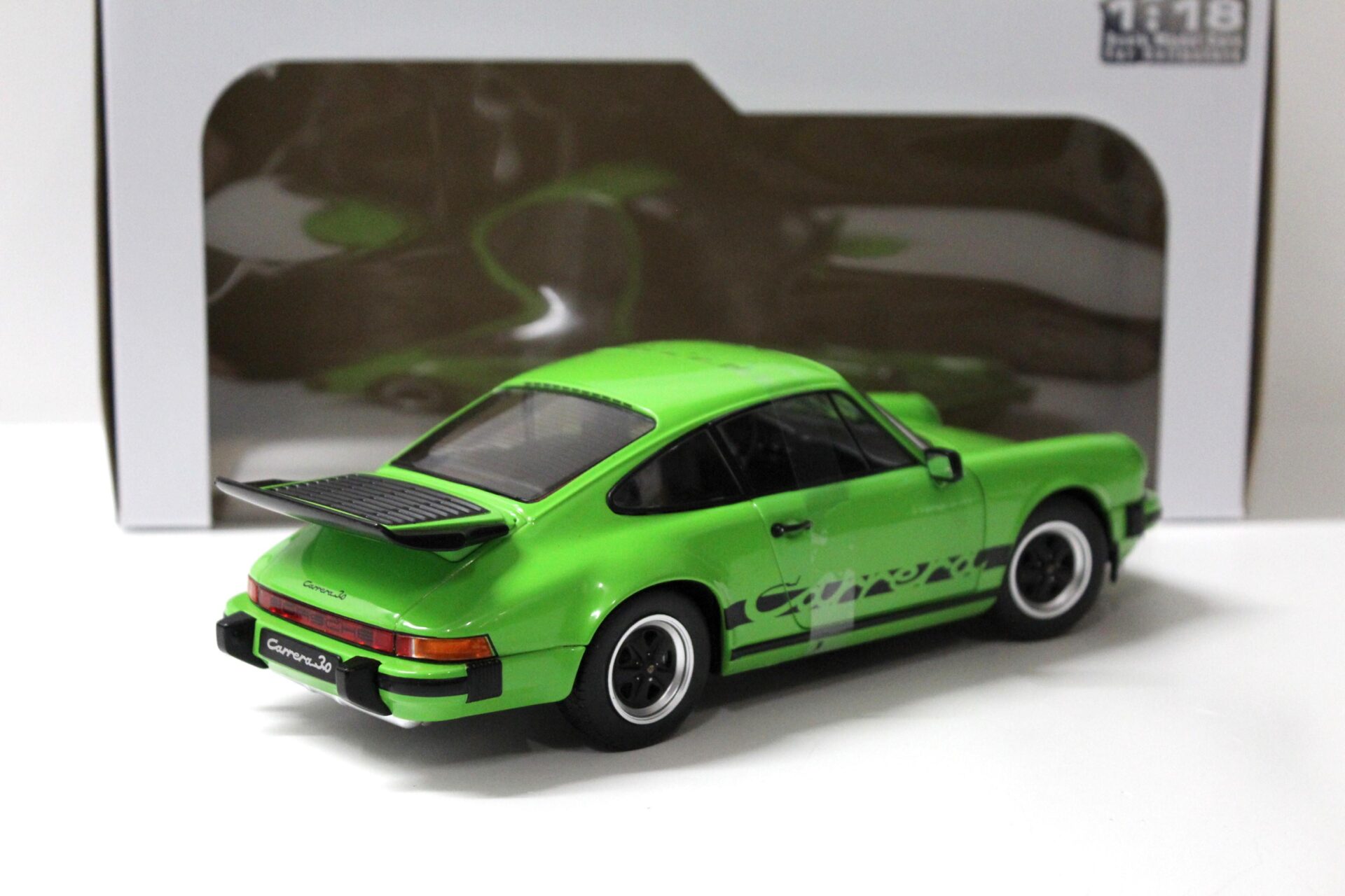 1:18 Solido Porsche 911 (930) Carrera 3.2 Coupe green/ black 1984