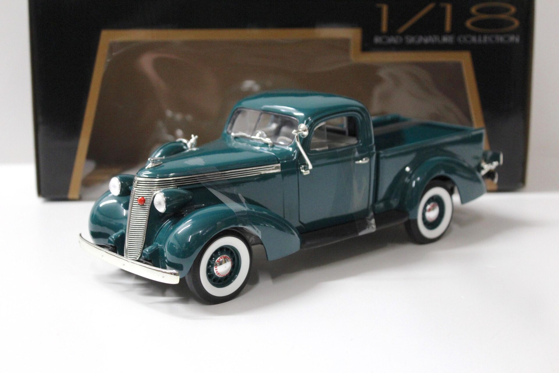 1:18 Road Signature Studebaker Coupe Express Pick Up dark green 1937
